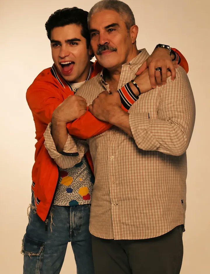 corazondmarruec's tweet photo. 📸 Aaron Mercury como Humberto junto a su familia durante el shooting promocional de Corazón de Marruecos. ❤️✨
@ArnMercurio @_luisgatica @ArceliaROficial 
#CorazonDeMarruecos https://t.co/Cdugn4fVfT