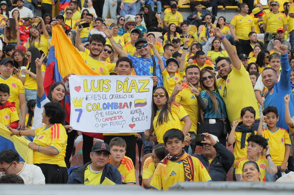 Futbolfpc's tweet photo. ¡TODOS JUNTOS! ¡VAMOS COLOMBIA! 🇨🇴 https://t.co/gUPlHmLraK