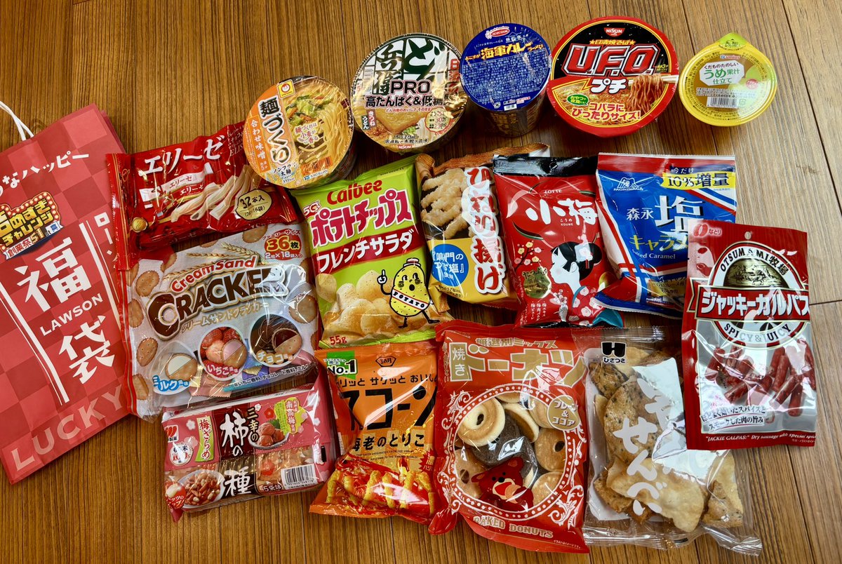 fruhonmama's tweet photo. ローソン福袋　詰めすぎチャレンジですよ！
たまたま寄ったローソンでやってました😆
すぐに売り切れるから、急いでローソンへダッシュ💨

＃ローソン福袋 https://t.co/NP7nlJM78j