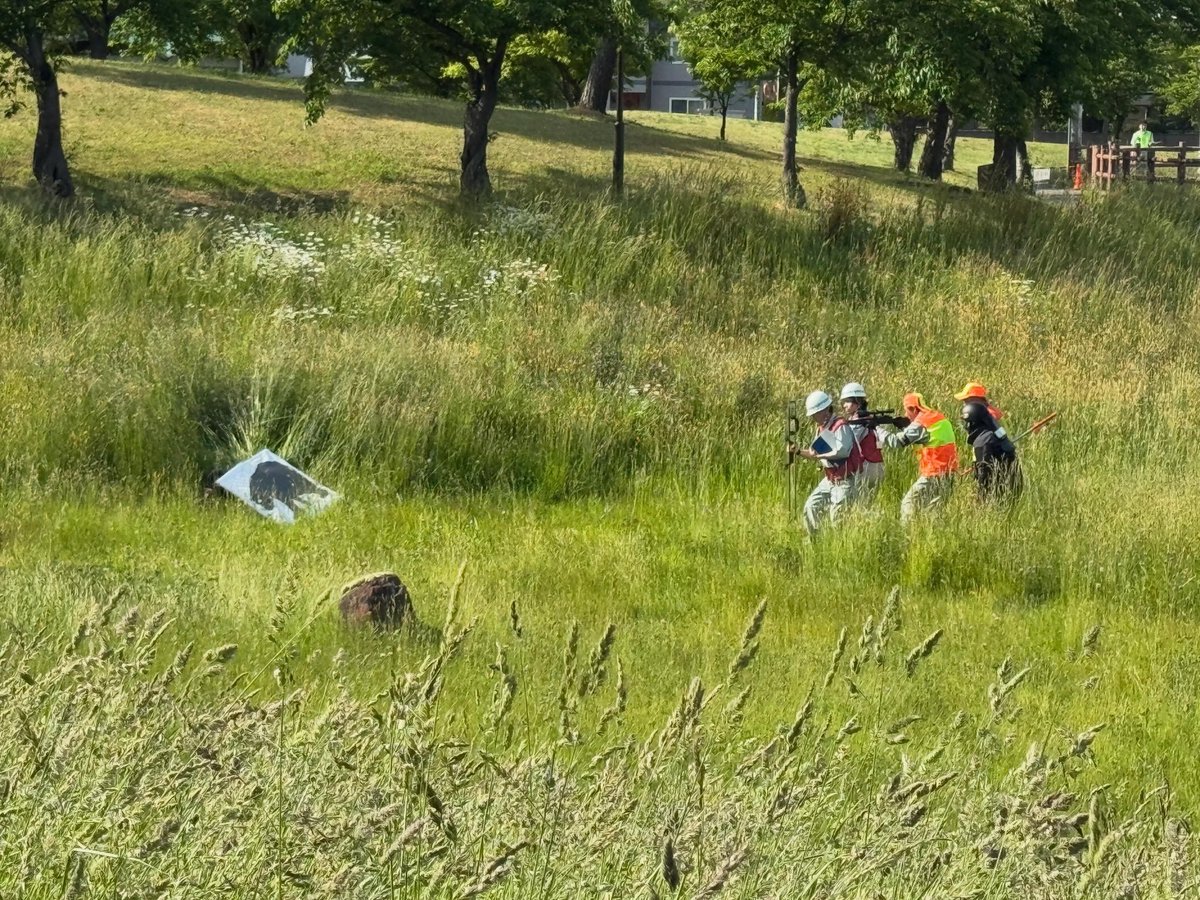 TanikawaMasato's tweet photo. 6月1日
ツキノワグマが住宅街に出没したことを想定し、弘前市、青森県、県警察、猟友会などの関係機関が連携し緊急銃猟訓練を実施しました。
現在弘前でのクマの捕縛件数は5件となっていますが、今後の緊急的な事案に速やかに対応できるよう関係機関が連携しておくことの重要性を確認し合いました。 https://t.co/lEn0kEA5Jq