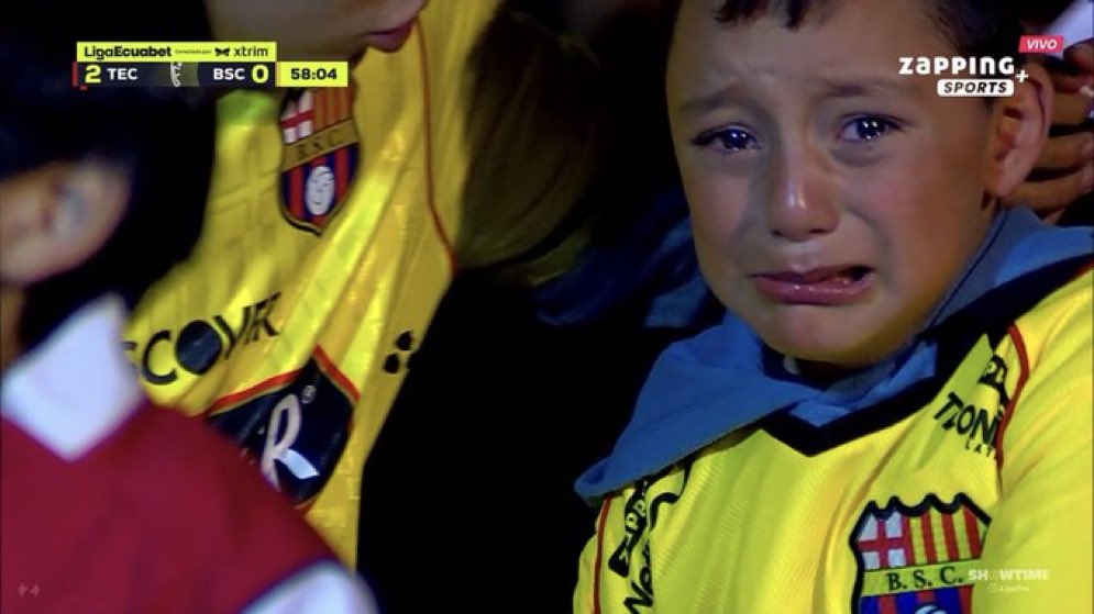 BarceMan's tweet photo. Feliz día niño, por tu bienestar te pido encarecidamente que dejes de ver el partido y te pongas a jugar en el celular. https://t.co/Hb5P9oqzBS