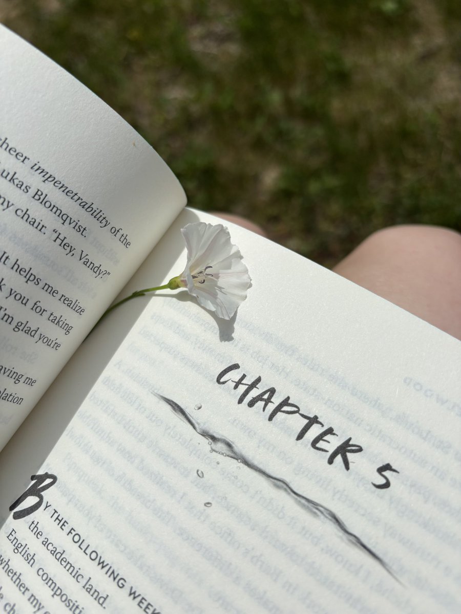 bellsnbooks's tweet photo. A little temporary bookmark 🌼 I love that it’s finally warm enough to read outside again https://t.co/lJIzjAnycD