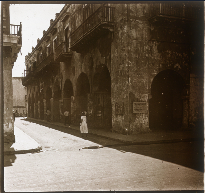 Historia_Ver's tweet photo. #Veracruz
📷Ignacio Avilés.

Esta bella estampa, capturada el 6 de febrero de 1928, muestra al Portal de Miranda poco despúes del mediodía. El edifico, construido en 1723 según una fuente secundaria, se encuentra situado...https://t.co/UZL2ONnH9S https://t.co/Htw0rfmt1h