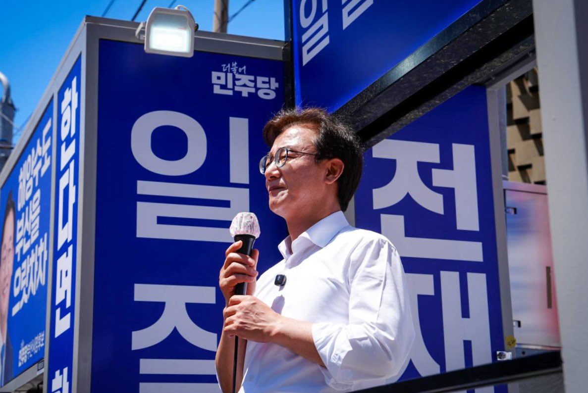 gazefor's tweet photo. <부산을 다시 일으킬 마지막 기회,
전재수를 선택하면 부산이 바뀝니다.>

사랑하는 부산시민 여러분.

길고도 치열한 선거가 이제,
마지막 하루를 남겨두고 있습니다.

쉽지 않은 시간이었습니다.
부산 선거는 늘 어렵고,
부산의 민심은 한없이 무겁고 준엄했습니다.

그럴수록 더 낮은 자세로 듣고,
한걸음 더 가까이 다가가려 했습니다.

시장 상인들의 마른 한숨,
내일을 장담하지 못하는 청년들의 불안,
아이 키우기 버겁다는 부모님들의 말씀까지,

시민 여러분이 하루하루 견뎌내고 계시는
그 고단한 삶을 그대로 가슴에 담았습니다.

부산은 지금 중요한 갈림길 앞에 서 있습니다.

이대로 주저앉아 멈출 것인가.
아니면, 다시 힘차게 뛸 것인가.

저는 확신합니다.
지금 우리 부산에는 다시 도약할
확실한 기회가 오고 있습니다.

해양수산부 부산 이전,
부산해사전문법원 설립,
HMM을 비롯한 해운 대기업 유치,
눈앞에 다가온 북극항로 시대까지.

부산의 운명을 바꿀 변화는
이미 시작됐습니다.

이 천금 같은 기회를
조금도 놓치지 않겠습니다.

반드시 시민 여러분의 피부로 와닿는
삶의 변화로 연결하겠습니다.

말이 아니라 결과로,
정쟁이 아니라 실행으로,
저 전재수가 모든 것을 걸고
부산의 변화를 증명하겠습니다.

마지막으로 시민 여러분께 부탁드립니다.
내일, 꼭 투표해 주십시오.

시민 여러분의 소중한 한 표가
우리 아이들이 살아갈 
부산의 내일을 결정합니다.

부산을 다시 일으킬 마지막 기회,
전재수를 선택하면 부산이 바뀝니다.

부산을 위해,
부산시민을 위해,
일하고, 일하고, 또 일하겠습니다.

끝까지 뛰겠습니다.

고맙습니다.