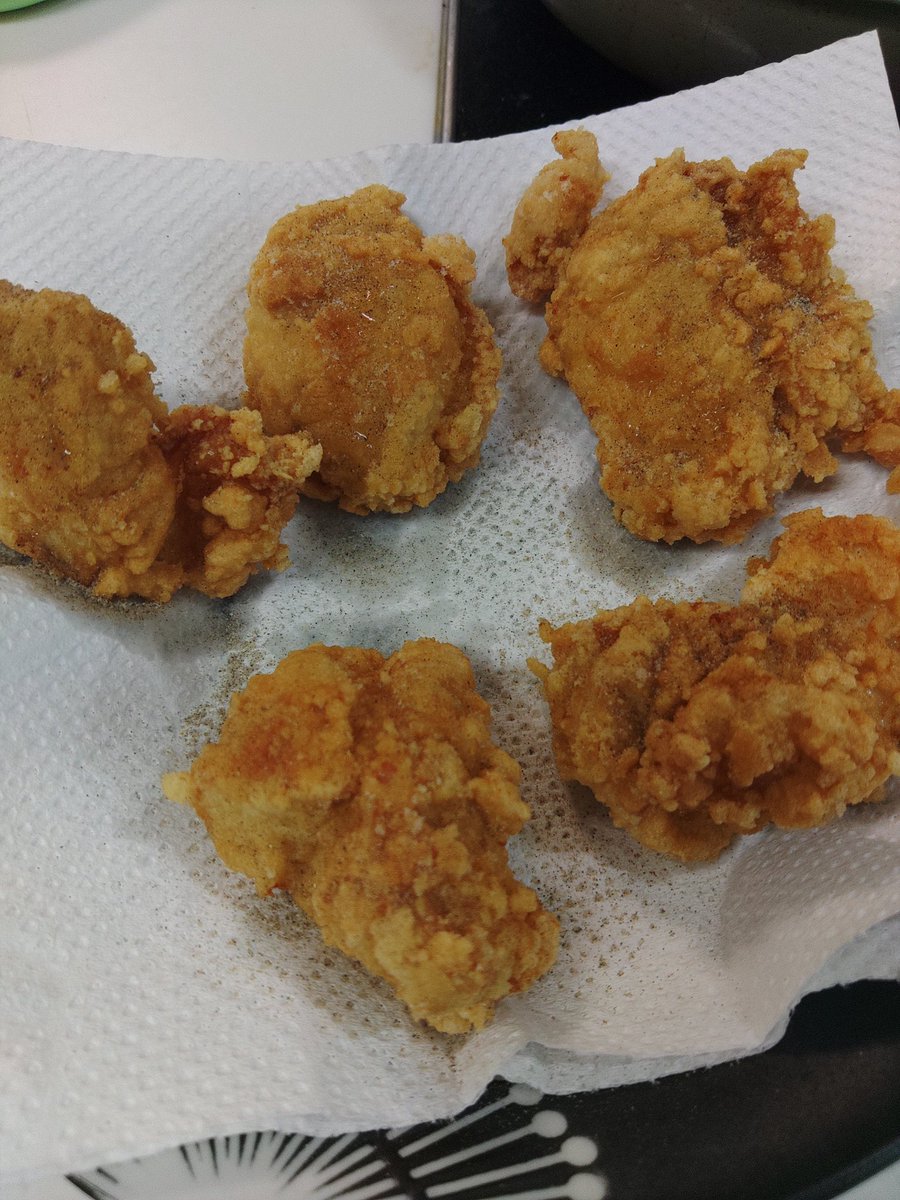 Bread_Trainee's tweet photo. 昼唐揚げ

おかしいんだよ……
鶏胸と白米というシンプルかつ完璧な栄養バランスなのに痩せないんだよなぁ https://t.co/FPfjBtCcrg