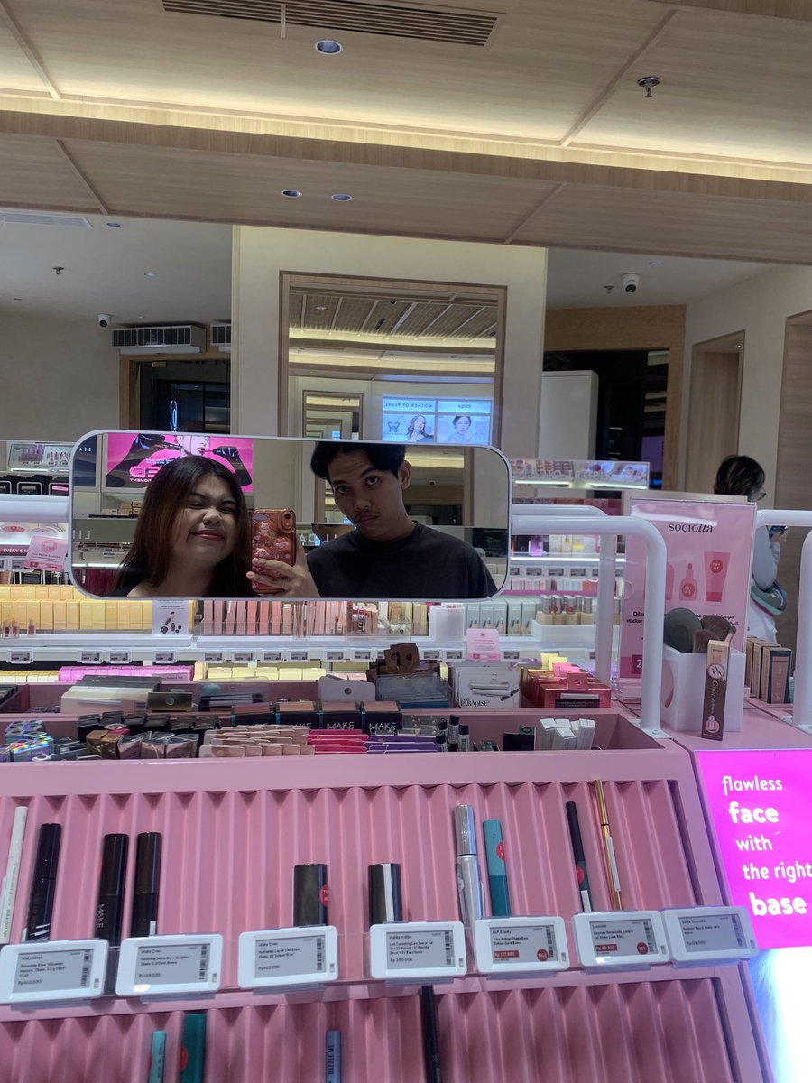 mcfluryyo's tweet photo. jalan jalan terus makan 🧞‍♂️💗 https://t.co/0EhrlvPevf