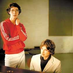 yonlupedia's tweet photo. Com que idade você descobriu que a clássica jaqueta que o Yoñlu vestia era, possivelmente, inspirada na vestimenta de Erlend Oye, da dupla Kings of Convenience?

Ele chegou a gravar um cover de Little Kids, de autoria deles, e já afirmou admirar o trabalho da dupla norueguesa https://t.co/Xy4GAd6FJu