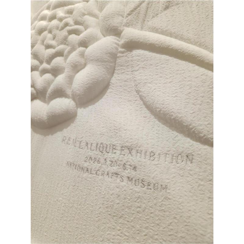 ncm2020's tweet photo. ＼篠原さん新作／
本日より、ルネ・ラリック展アンバサダー篠原ともえさんの新作を展示しています。写真作品《Oran Dress》の被写体となったドレスと同じ生地・技法から生まれた立体ポスターです。写真から立体へとふわっと広がる表現の魅力を、ぜひ会場でご体感ください。ラリック展は14日(日)まで。 https://t.co/OozXoRPE3O