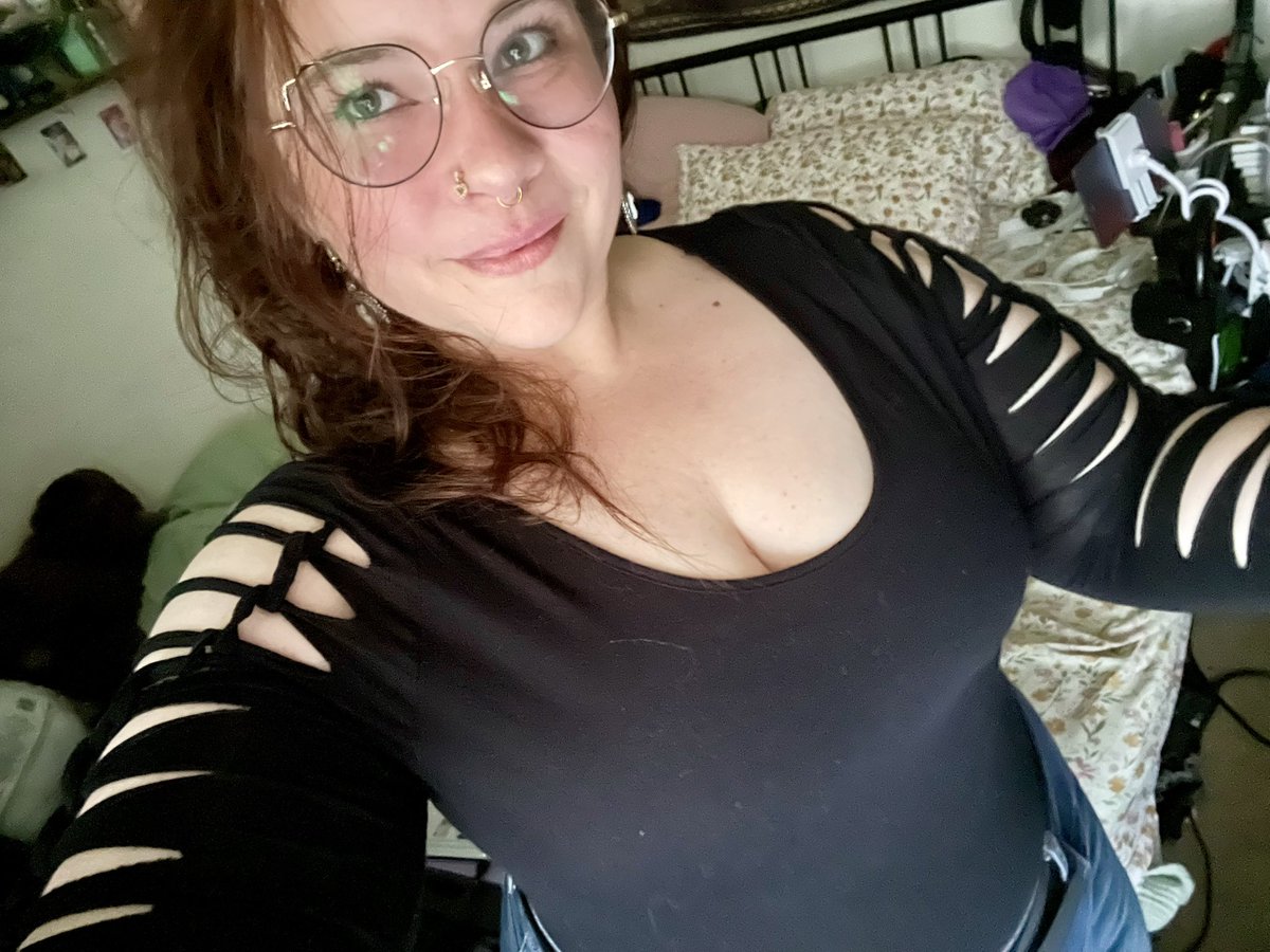 rheafirthx's tweet photo. 🖤 do I look okay in black?? https://t.co/YqJcj1l5fm
