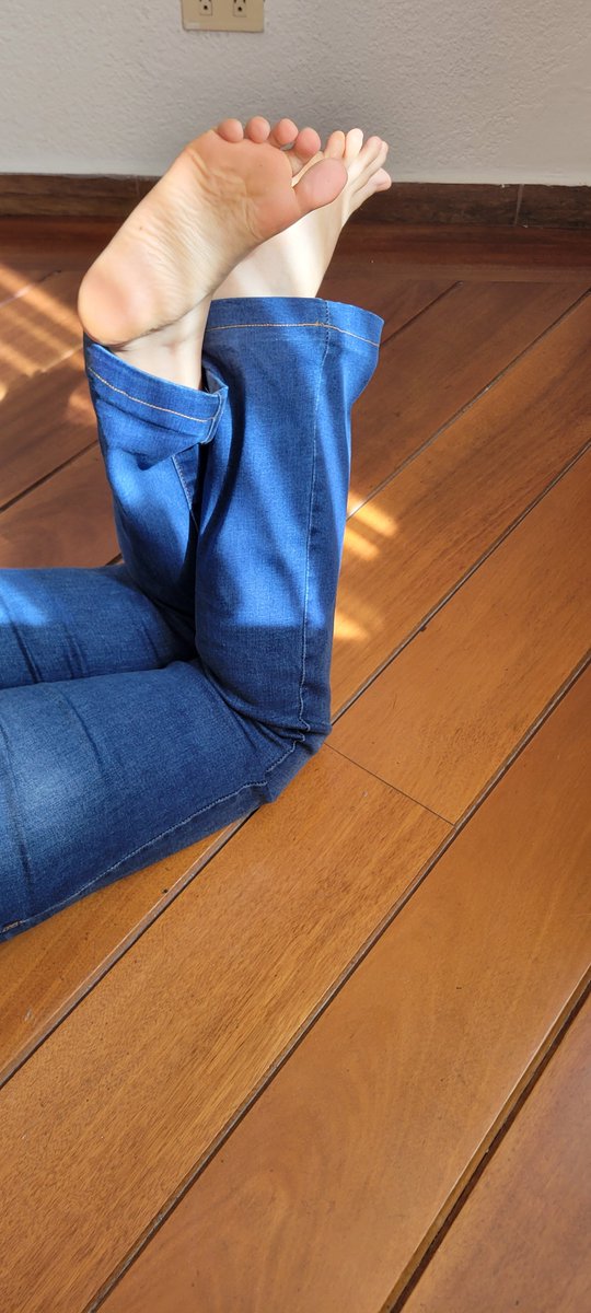 solebloomera's tweet photo. Denim, sunshine, and good energy. ☀️ What are your plans for today?

#sun #relaxed #aestetic #fyppppppppppppppppppppppp #jeanswear https://t.co/fB92PIPjZe