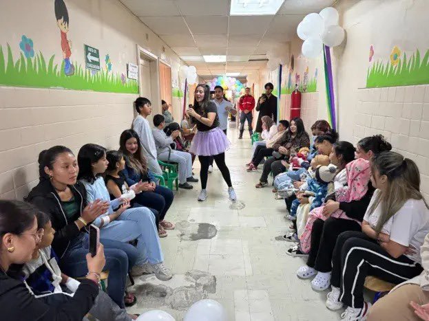 srradioEc's tweet photo. Aula Hospitalaria celebra el Día de la Niñez en Loja con actividades recreativas, atención educativa y mensajes de esperanza para pacientes.  Más detalles en https://t.co/adhekOECxl https://t.co/zMoyhW4SEU