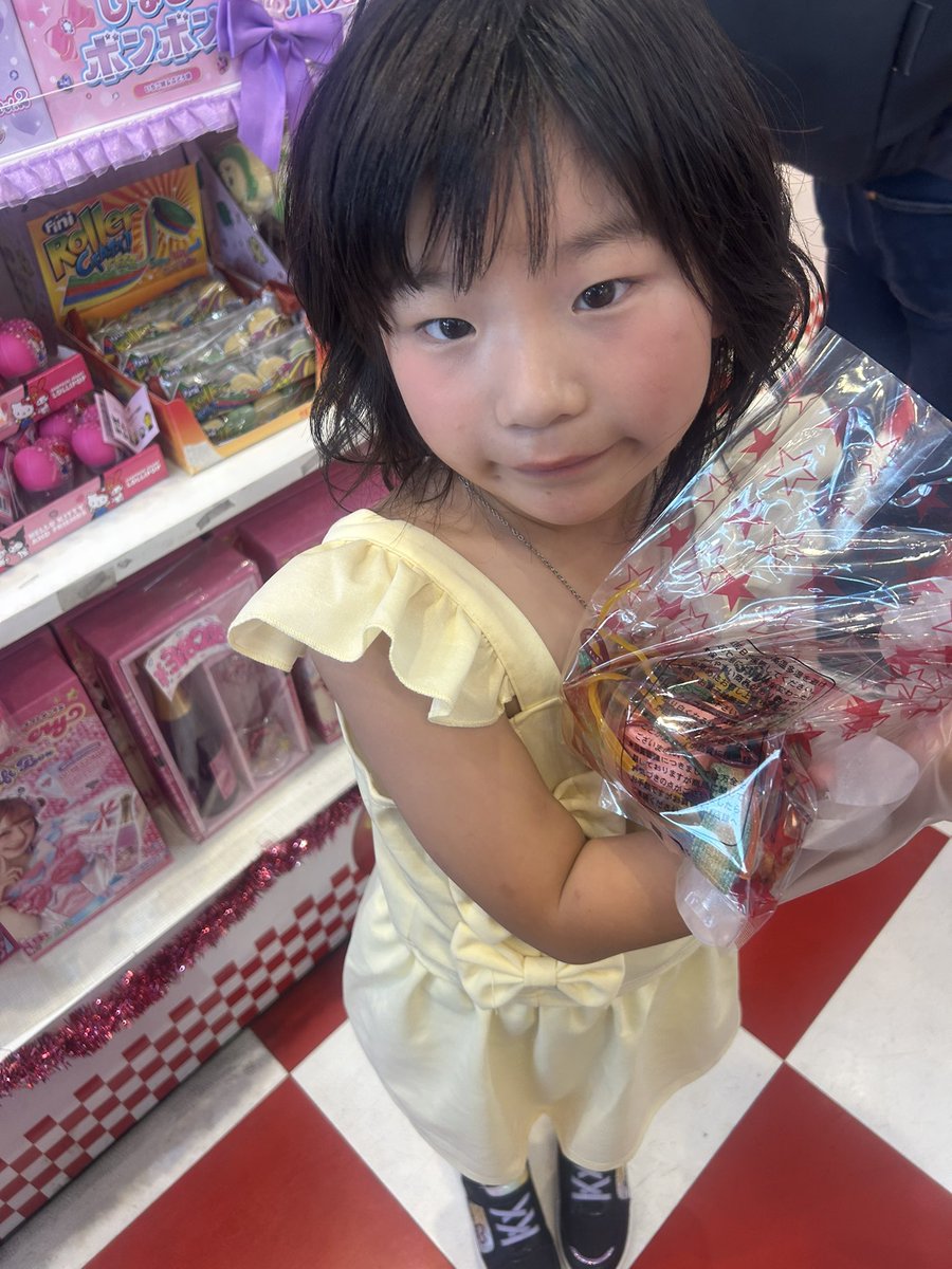 Yui_MSK's tweet photo. 原宿行ってきたよー
量り売りのお菓子ー🥰🥰かわいいお菓子は見てるだけで楽しい

目的は
しなこちゃんのベビタピは待ち時間が長くてママがダメって、
変わりにシール買ってもらったけど、
何でこんなにしなこちゃんのは高いの！？
ありえない金額と、ちょっと怒ってた😡😩 https://t.co/rdWME5sDfd