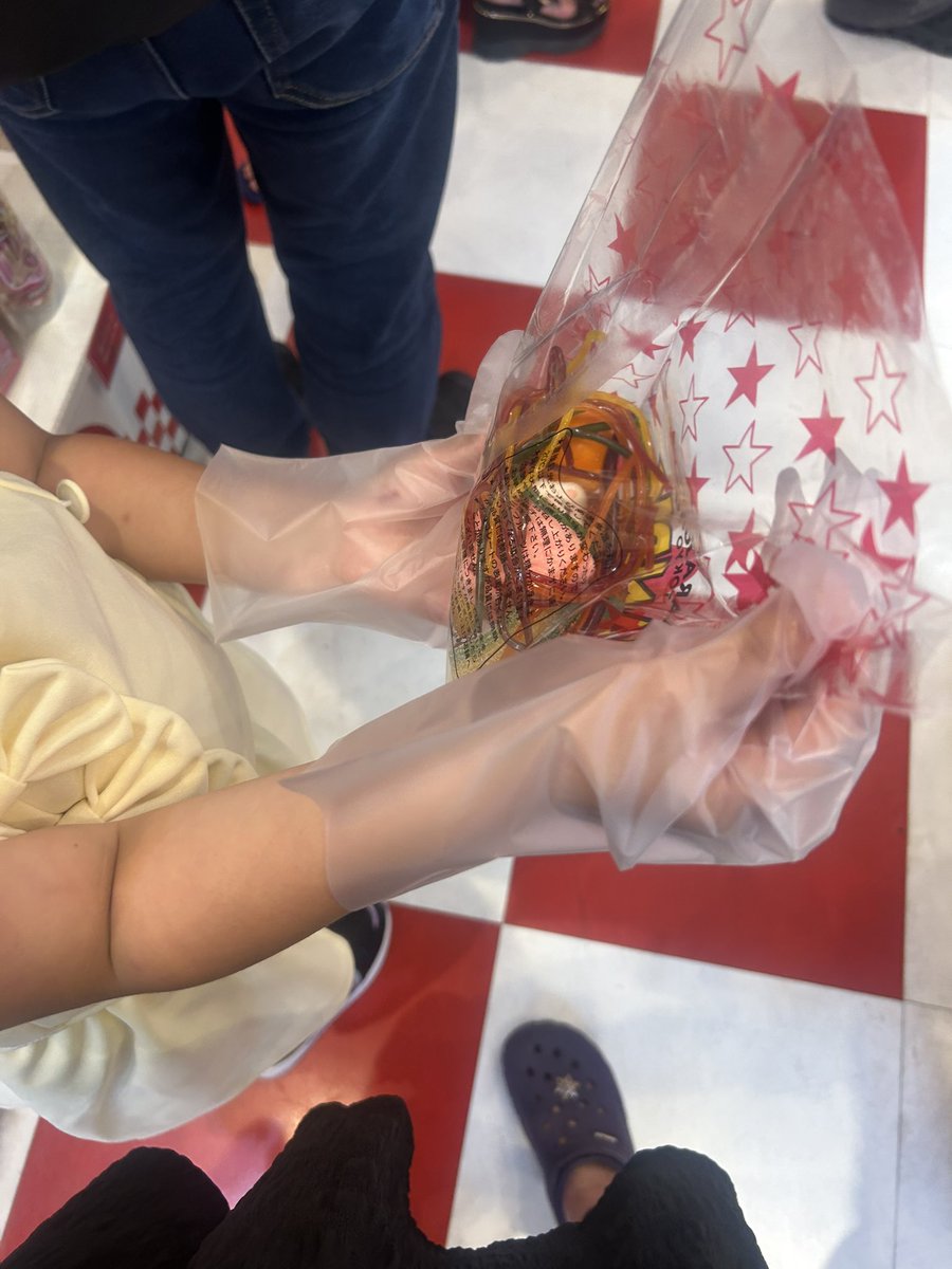 Yui_MSK's tweet photo. 原宿行ってきたよー
量り売りのお菓子ー🥰🥰かわいいお菓子は見てるだけで楽しい

目的は
しなこちゃんのベビタピは待ち時間が長くてママがダメって、
変わりにシール買ってもらったけど、
何でこんなにしなこちゃんのは高いの！？
ありえない金額と、ちょっと怒ってた😡😩 https://t.co/rdWME5sDfd