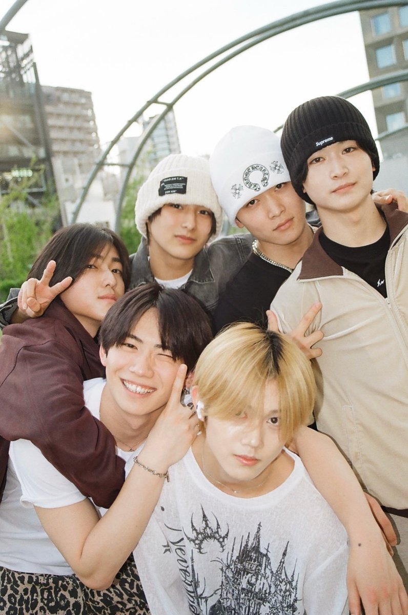 AST8official's tweet photo. 大変だけど、楽しい。
そんな毎日を重ねながら、
みんなに会える日を楽しみに、
今日も6人で頑張ってます。 https://t.co/orzsfi1ME8