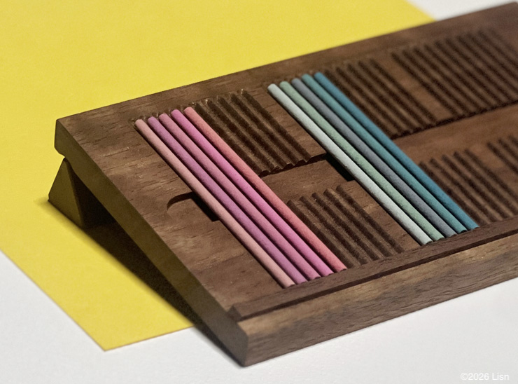 lisn_incense's tweet photo. 【リスン京都】

田中 康文氏の作品「DISPLAY BOARD」。
30本のインセンスを並べることができます。
毎日1種類ずつ香りを選んで
カレンダーのように楽しんでみませんか？

■DISPLAY BOARD
店舗のみの取り扱いです。 https://t.co/IZ2FOBZFO1