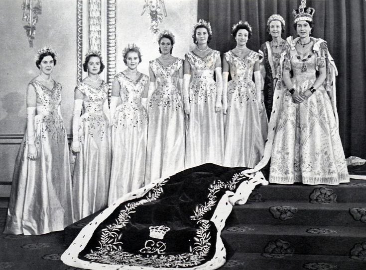 エリザベス2世の戴冠式で女王の裳裾を持った Maids of Honour たち。 ① レディ・ローズマリー・スペンサー=チャーチル。10代 ...