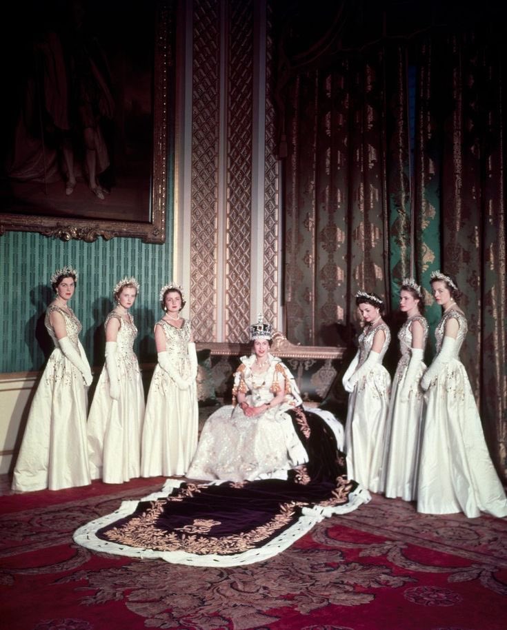 エリザベス2世の戴冠式で女王の裳裾を持った Maids of Honour たち。 ① レディ・ローズマリー・スペンサー=チャーチル。10代 ...