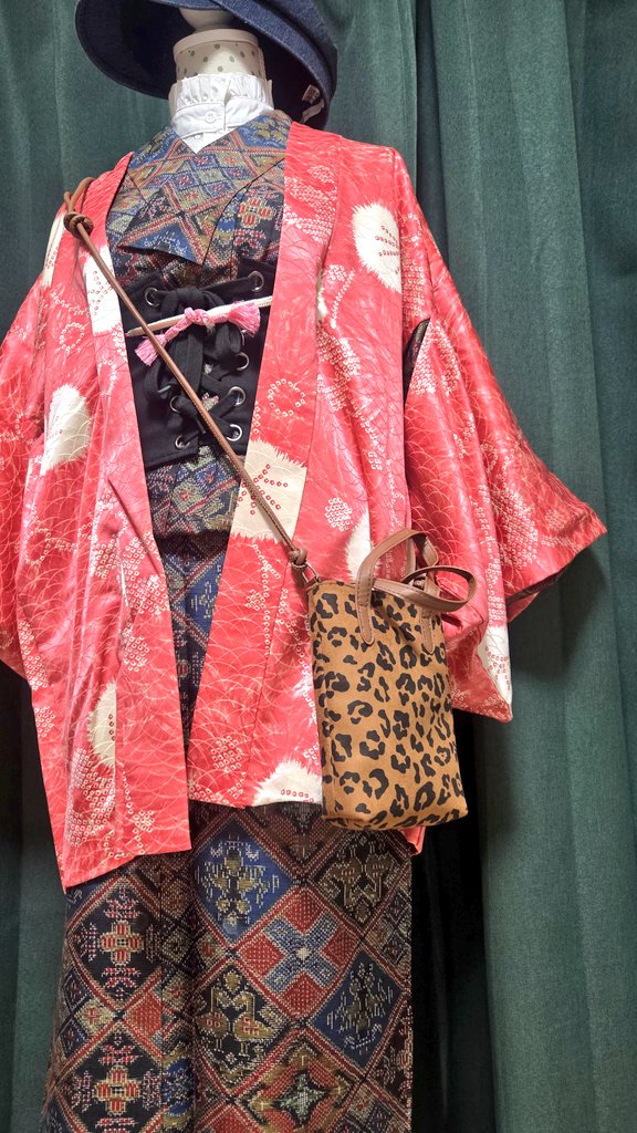 nownowhandmade's tweet photo. お友達にいただいた可愛い紬の着物と蛍光ピンク羽織をトルソーに着せてみた♡超派手和洋MIX完成！ごちゃごちゃプラスして楽しめるのが着物の良さだよなって思う♫😊
やっぱ着物にハサミを入れてアクセサリー作るなんて心苦しい事は出来ない✂︎はぎれや残布から耳飾りに仕立てます✂ https://t.co/4w7Bp6KM26
