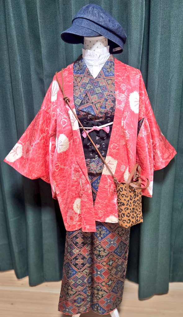 nownowhandmade's tweet photo. お友達にいただいた可愛い紬の着物と蛍光ピンク羽織をトルソーに着せてみた♡超派手和洋MIX完成！ごちゃごちゃプラスして楽しめるのが着物の良さだよなって思う♫😊
やっぱ着物にハサミを入れてアクセサリー作るなんて心苦しい事は出来ない✂︎はぎれや残布から耳飾りに仕立てます✂ https://t.co/4w7Bp6KM26