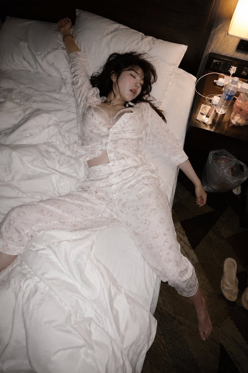 OpenCrush's tweet photo. 小花睡着了，爷爷要帮小花盖好被子才是 https://t.co/PpCincysd5