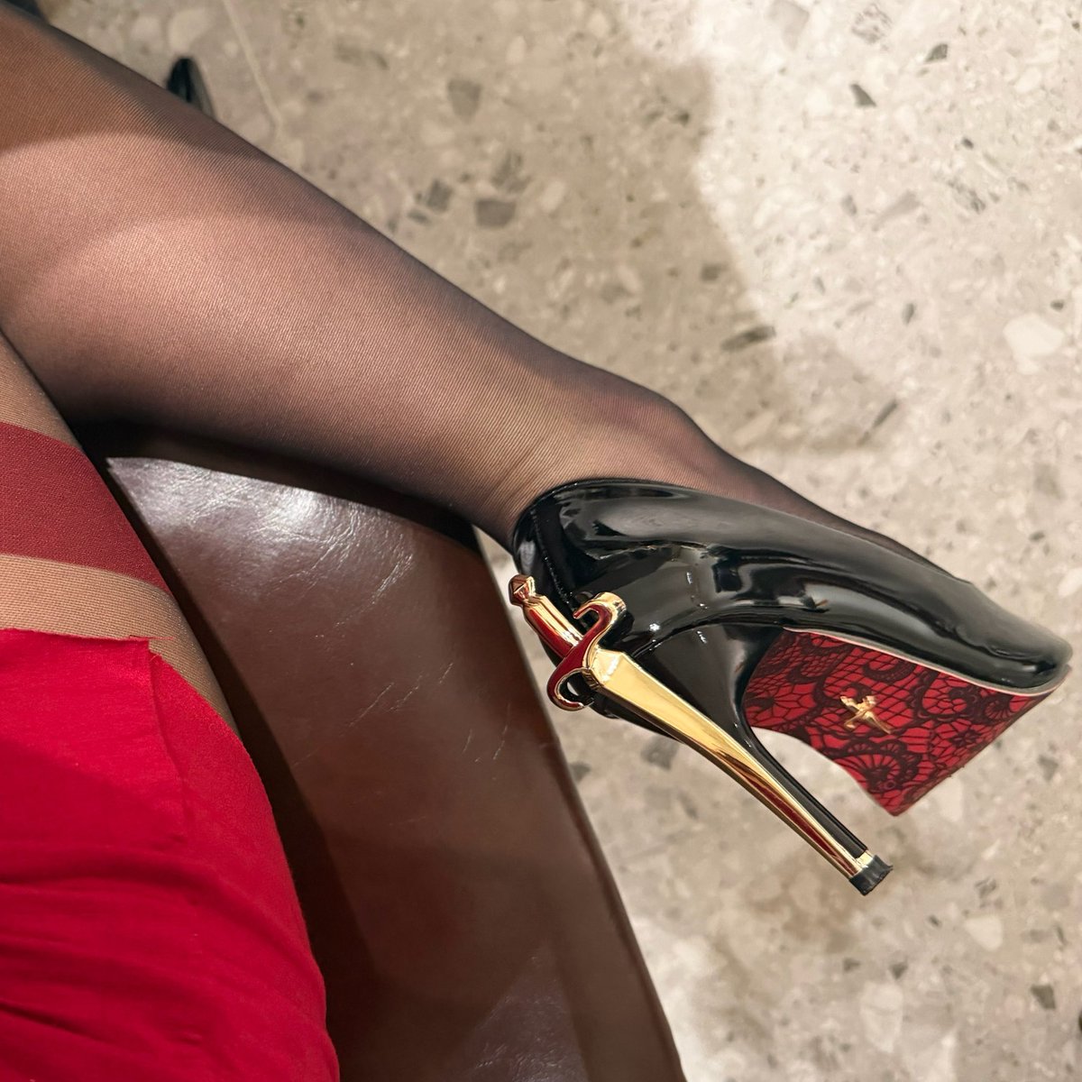 Whbjs2333's tweet photo. 怎么感觉比起各种玩具，骚货们更加喜欢看妈妈的脚丫呢？尤其是看妈妈用玉足玩弄别的小废物的废吊的时候，狗鸡巴一直在流骚水，有的见东西还会把照片发给我，真是小的可怜
#武汉女王 #武汉女s #湖北女王 #武汉sm #武汉调教 #sm #龟责 #榨精 #足交 #爆菊 #狗奴 #真空床 #木乃伊 #圣水 #恋足 #坐脸 #羞辱 https://t.co/GVmFFgRycN