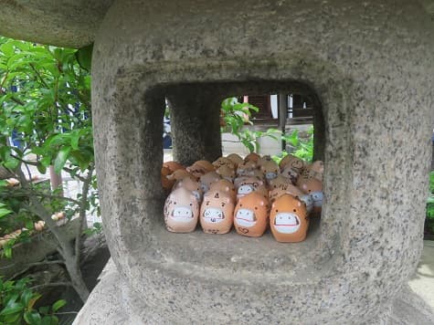 Kyoto_no_T's tweet photo. 京都市東山区の禅居庵。
摩利支天を祀るお寺で、神使のイノシシがいっぱい。
灯籠の中を覗くとミニイノシシの大群。
https://t.co/myVzzNvlnu #禅居庵 #京都観光 #kyoto https://t.co/1DdR2PZPBW