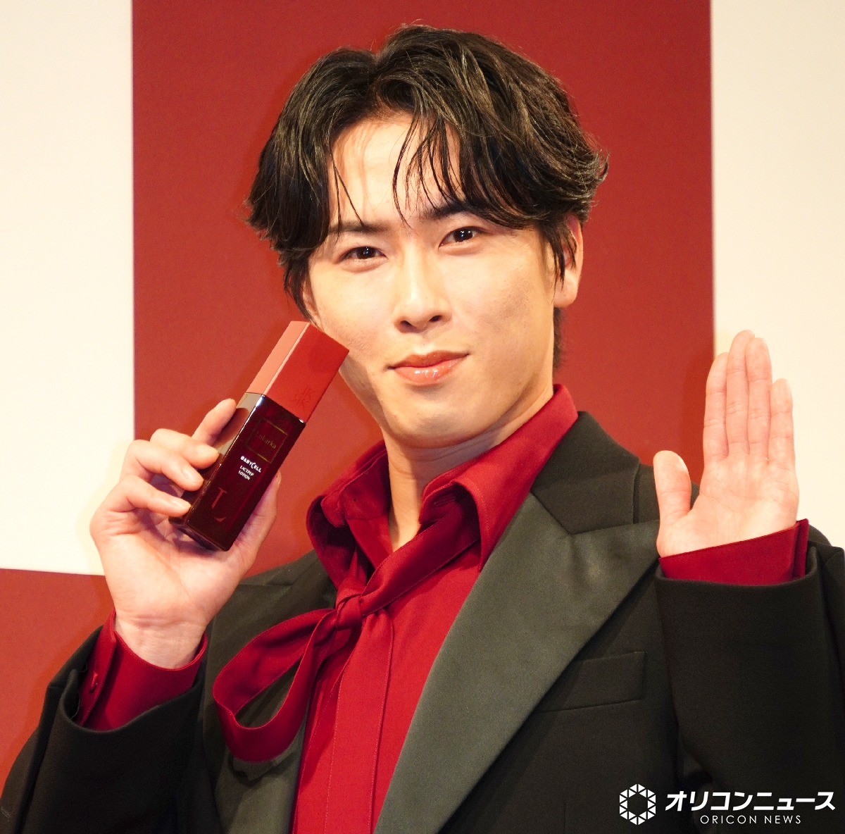 oricon's tweet photo. Snow Man宮舘涼太、美容ブランド
「Lekarka（レカルカ）」アンバサダー就任🌹

「きょうまで言いたくて言いたくて
しょうがなかったんです」
https://t.co/zpQEavwdN4

宮舘出演の新WEB CMは
きょうから配信スタート

#宮舘涼太 https://t.co/T5XDl3MQI8