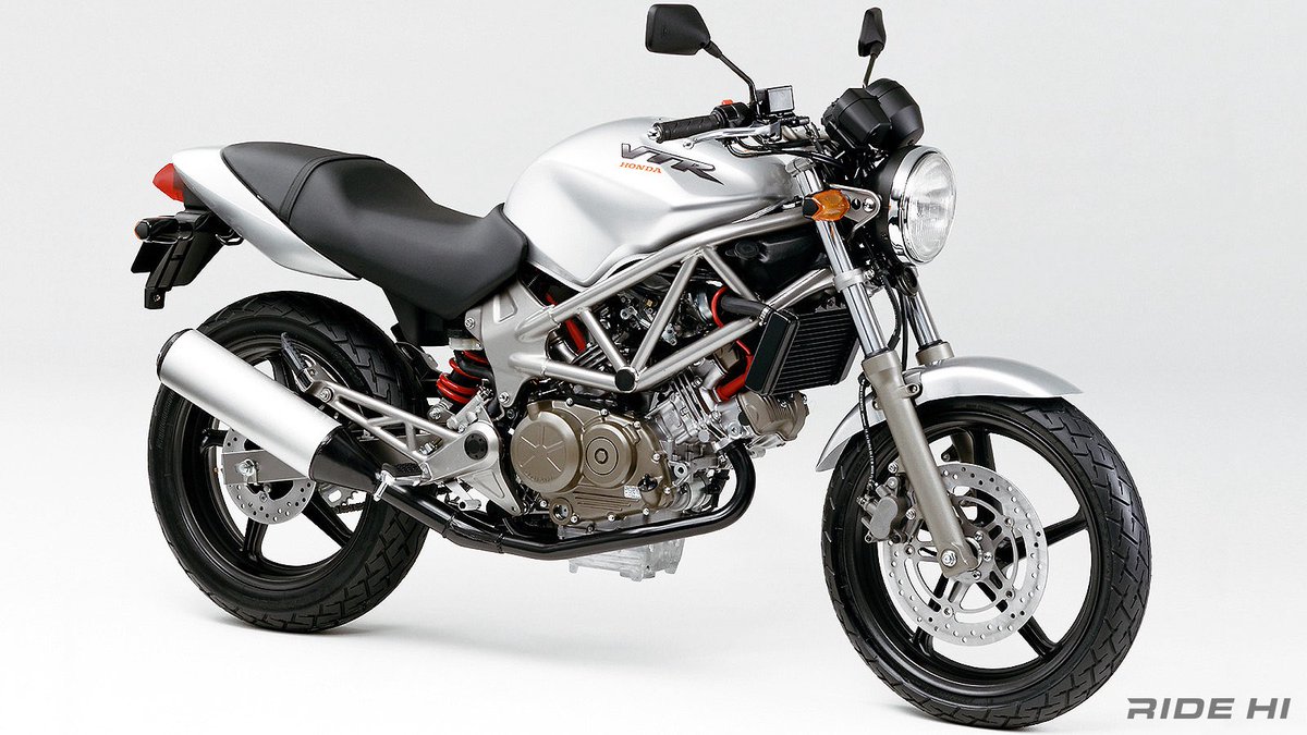 PutiMotor's tweet photo. '97〜'18 ホンダ「VTR」

VT250Fのエンジンを30年以上も継承した歴史に残るロングラン。

トラス構造の新しいピボットレスフレームを得た、見た目にもスタイリッシュで時代を反映した新ネイキッド。

2009年、排気ガス規制への対応もあってキャブレターを電子制御燃料噴射化

https://t.co/bQlxhr76ec https://t.co/DFCPOlo2Sp