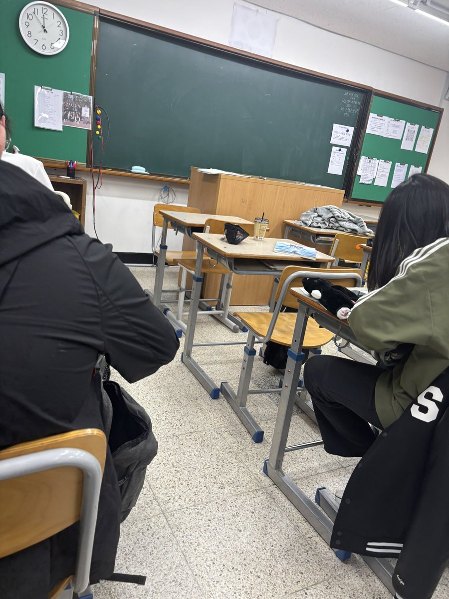 margerlet's tweet photo. 수업 끝날때까지 쌤 안오시는 경우는 첨보네 https://t.co/jGoF7LP02k