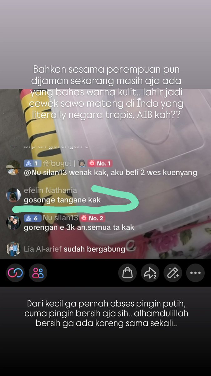 optimusprank's tweet photo. Lagi live dagangan, dan telapak tangan keliatan karena nunjukin gorengan. Dan tadaaaaa.. ternyata emang bener, di indo mau cowok atau sesama cewek, kalo ada cewek kulit sawo matang tuh aib. Jadi males live😂 https://t.co/8EYUiqDfk7