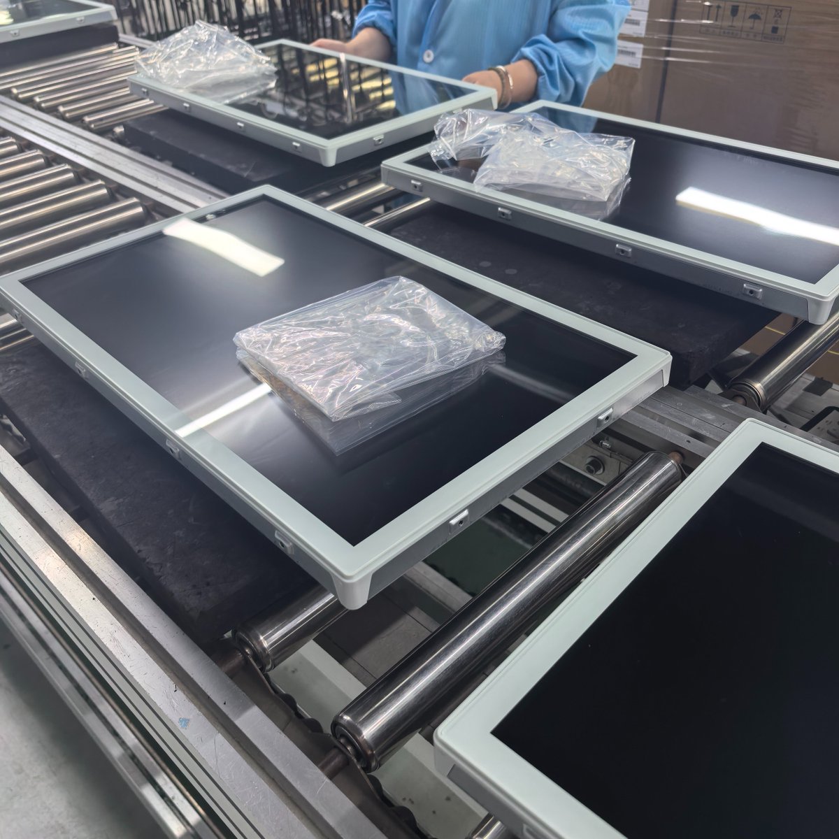Horsent1's tweet photo. Our classic 21.5-inch open-frame touch display is refreshed with new color options — revitalizing its appearance and enabling better integration across a wider range of kiosk terminal devices.

#PCAPtouch #touchdisplay #touchmonitor #kiosk #selfservice https://t.co/kAdiMZLIMs