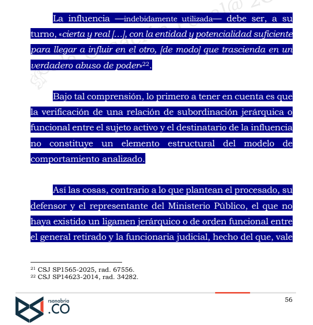 Ronaldsanabria1's tweet photo. EL DELITO DE TRÁFICO DE INFLUENCIAS NO EXIGE UNA RELACIÓN DE
SUBORDINACIÓN ENTRE QUIEN INFLUYE Y EL SERVIDOR PÚBLICO DESTINATARIO DE LA INFLUENCIA
SP228-2026

Consulte el análisis  completo:  https://t.co/KsONVe0mGv

La Corte Suprema condenó al entonces director de la Policía Nacional porque utilizó el peso y la autoridad de su cargo para intentar influir en una fiscal que adelantaba una investigación penal.

El caso surgió después de que el alto oficial visitara personalmente a la fiscal y le pidiera “dejar quieta” una investigación contra un empresario. Aunque no hubo amenazas directas ni órdenes expresas, la Corte consideró que sí existió un uso indebido de la influencia derivada de su posición institucional.

La decisión es importante porque deja claro que el tráfico de influencias no ocurre únicamente cuando existe presión abierta o intimidación. También puede configurarse cuando un funcionario usa su prestigio, poder o autoridad para tratar de orientar decisiones que deben ser independientes.

Para la Corte, lo relevante no fue solamente lo que se dijo, sino el contexto: quién hablaba, el cargo que ocupaba y la intención de intervenir en una investigación penal en curso.

En palabras sencillas, la sentencia explica que el poder público no puede utilizarse para “sugerir”, “recomendar” o “pedir favores” dentro de procesos judiciales, incluso cuando esas solicitudes se hagan de manera aparentemente cordial o informal.