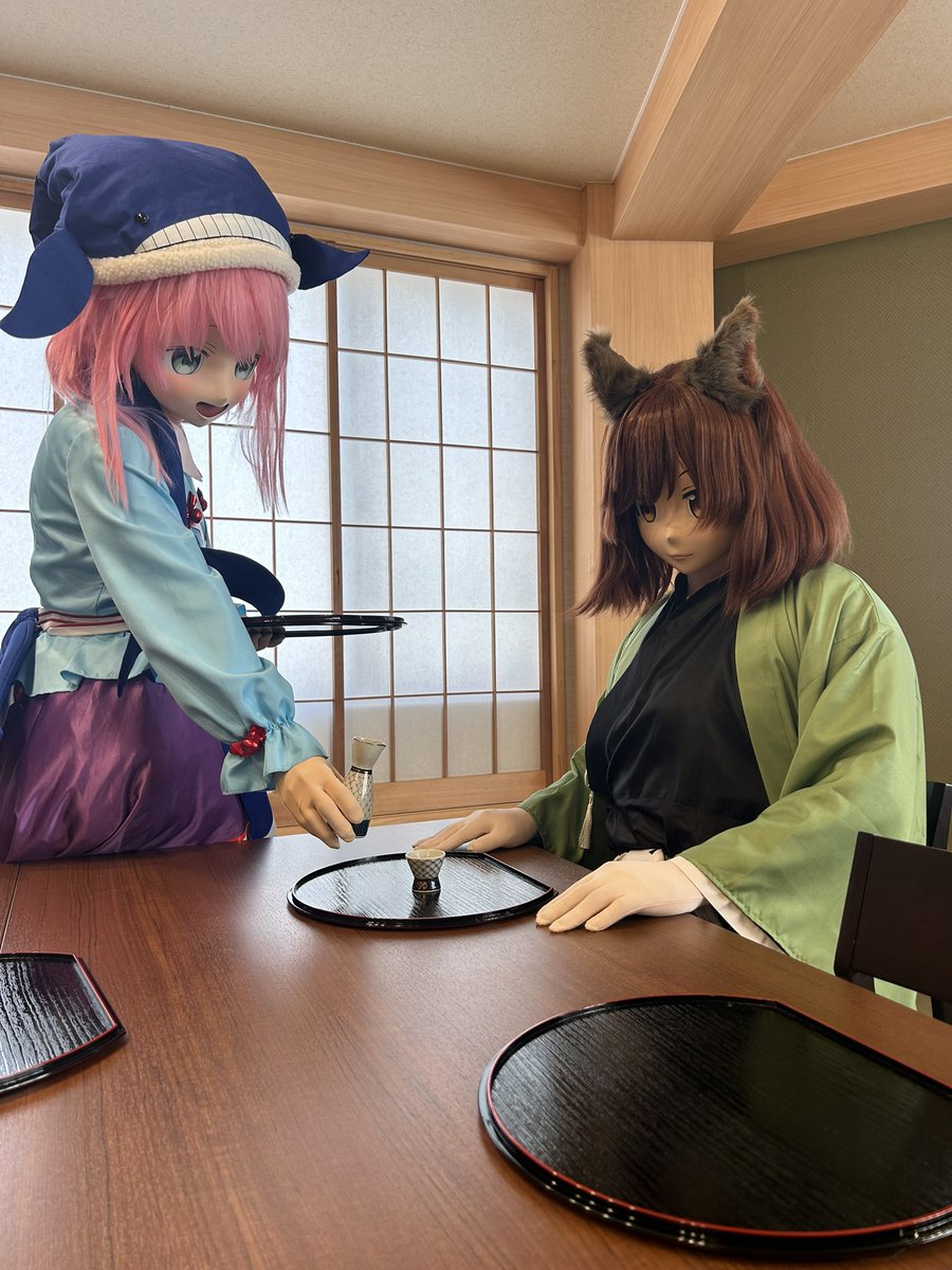 katsukatsu_kig's tweet photo. 常連さんにお酌

マミゾウさん：@tihu111 https://t.co/OqZZvlwimv