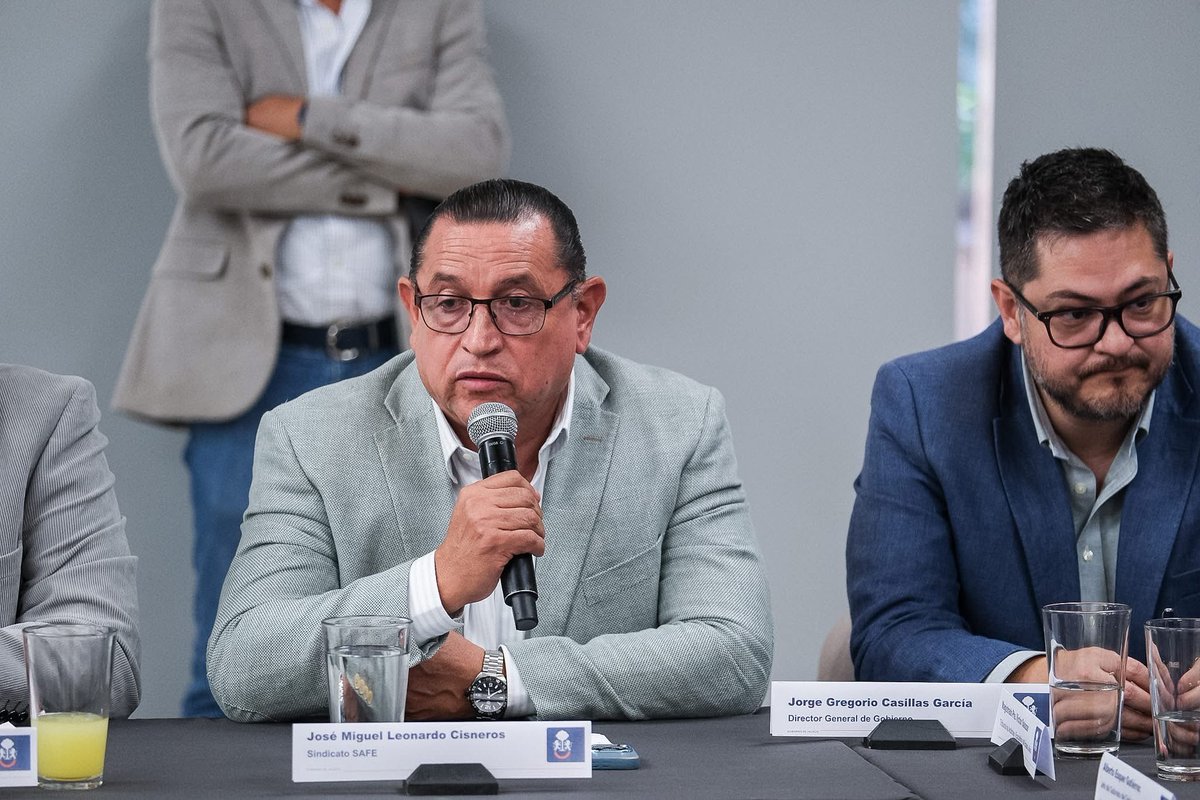 JMLeoCisneros's tweet photo. Gracias al diálogo y mesas de Trabajo con el Gobierno del Estado; las diversas organizaciones sindicales, seguimos cambiando el futuro de los servidores públicos.

Reconozco la disposición y el respaldo de nuestro Gobernador, @PabloLemusN para seguir trabajando en equipo https://t.co/QydnjYTOpp