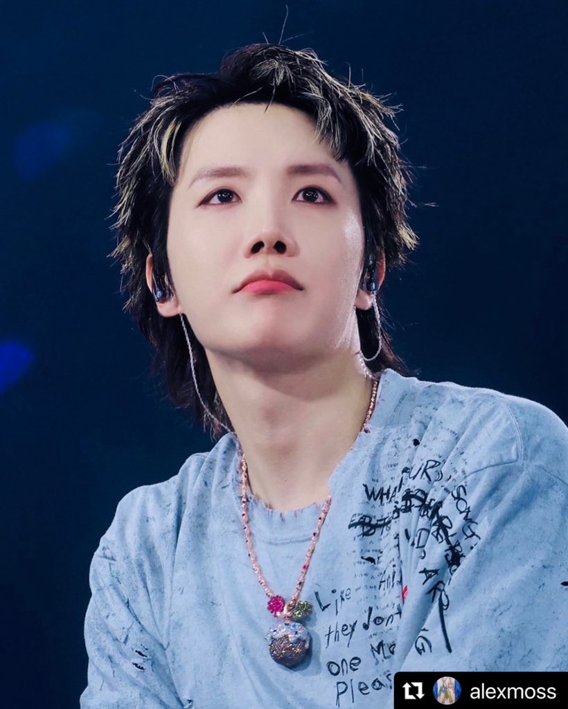 supportforjhope's tweet photo. 🐿️j-hope information🐿️
ジュエリーデザイナーのAlex MossさんのInstagramにj-hopeが着用していた「ACORN💎」ネックレスの写真と動画が公開されています🥰💕
🔗 https://t.co/HU9E1H1o8f
どの角度から見ても美しく、細部までこだわりが詰まった素敵なデザインですね✨
#jhope
#제이홉
#alexmoss
#AlexMossNY