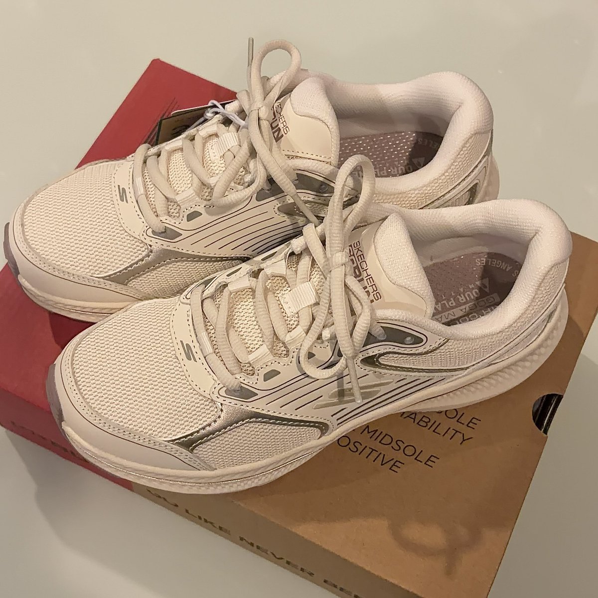 sharegoodthing_'s tweet photo. ยืนหนึ่งเรื่องความนุ่มสบายเท้า! ☁️ Skechers Women GOrun Consistent 2.0 Performance Shoes รองเท้าสนีกเกอร์ผู้หญิงที่เกิดมาเพื่อคนชอบเดินและออกกำลังกาย ซัพพอร์ตดีเยี่ยมตามสไตล์สเก็ตเชอร์ส เบาสบายเท้า ช่วยลดแรงกระแทกได้ดีมาก เดินสับได้ทั้งวันแบบไม่มีเมื่อย https://t.co/sWTEwAExsj