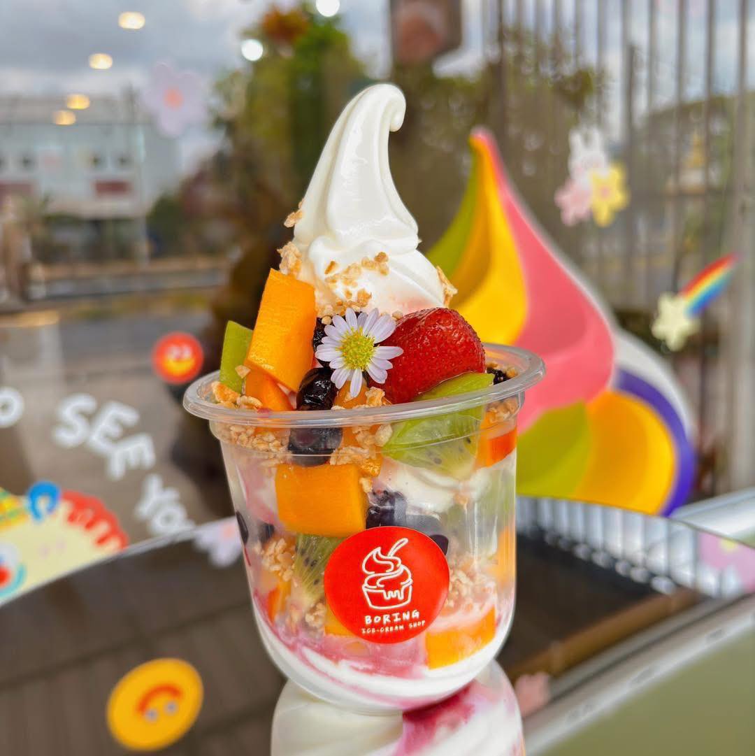 SurinBiz's tweet photo. 📲Tel. 06-5636-8890 
แวะมาเลือกความอร่อยที่หน้าร้านได้ทุกวัน เปิดให้บริการทุกวันจันทร์-อาทิตย์ 11.00-21.30น

🏡 ถนนเส้นเลียบคลองชลประทาน *หน้าร้านสีเขียว *มีรูปปั้นโคนไอศกรีม(ติดกับที่กวดวิชา TCT) 
📍แผนที่ https://t.co/6mPl65SxdI https://t.co/ViqZSH4xz2