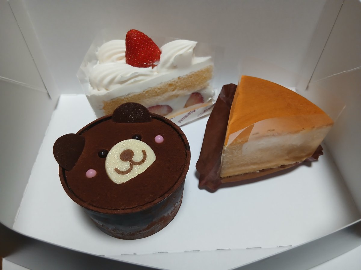 dynam_00095's tweet photo. ケーキといえばショートケーキ🍰どうも、吾郎です😆
帰ったら冷蔵庫に謎のケーキ⁉️
子供達が定期テストを頑張ったご褒美でした🎉
もちろんショートケーキを…と思ったらクマケーキでした😀
息子がボソッと「共食いだね…」
可愛いクマで良かったです👍

#ダイナム　#シャトレーゼ https://t.co/0LJmHXexnq
