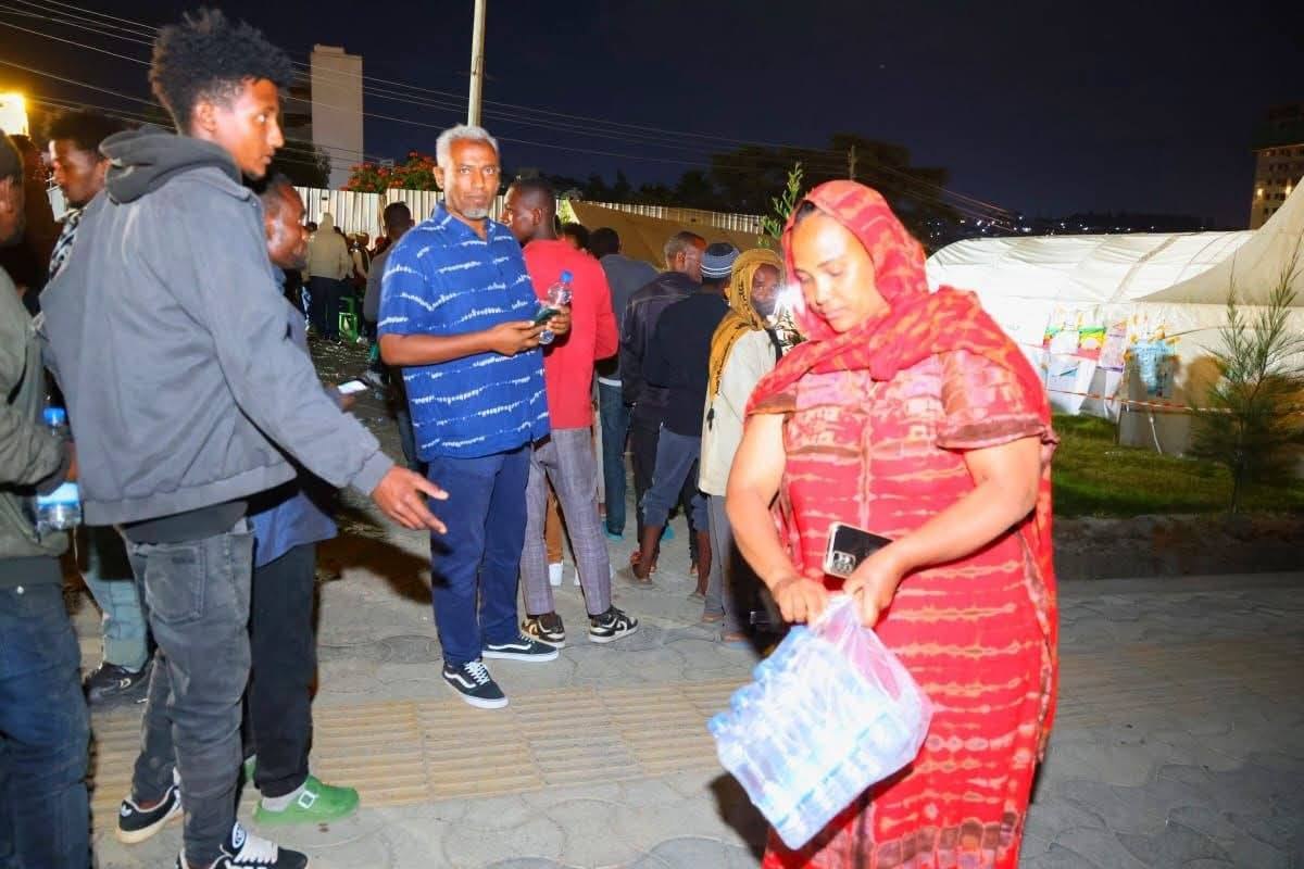 Amash25326159's tweet photo. Ms. Merima Tadesse, a resident of Lemi Kura District, Woreda 13, providing free food and water to voters who were lining up at night
#EthiopiaDecides2026 #7thGeneralElection #DemocracyInNumbers #NEBE https://t.co/FEL2zxDLB3