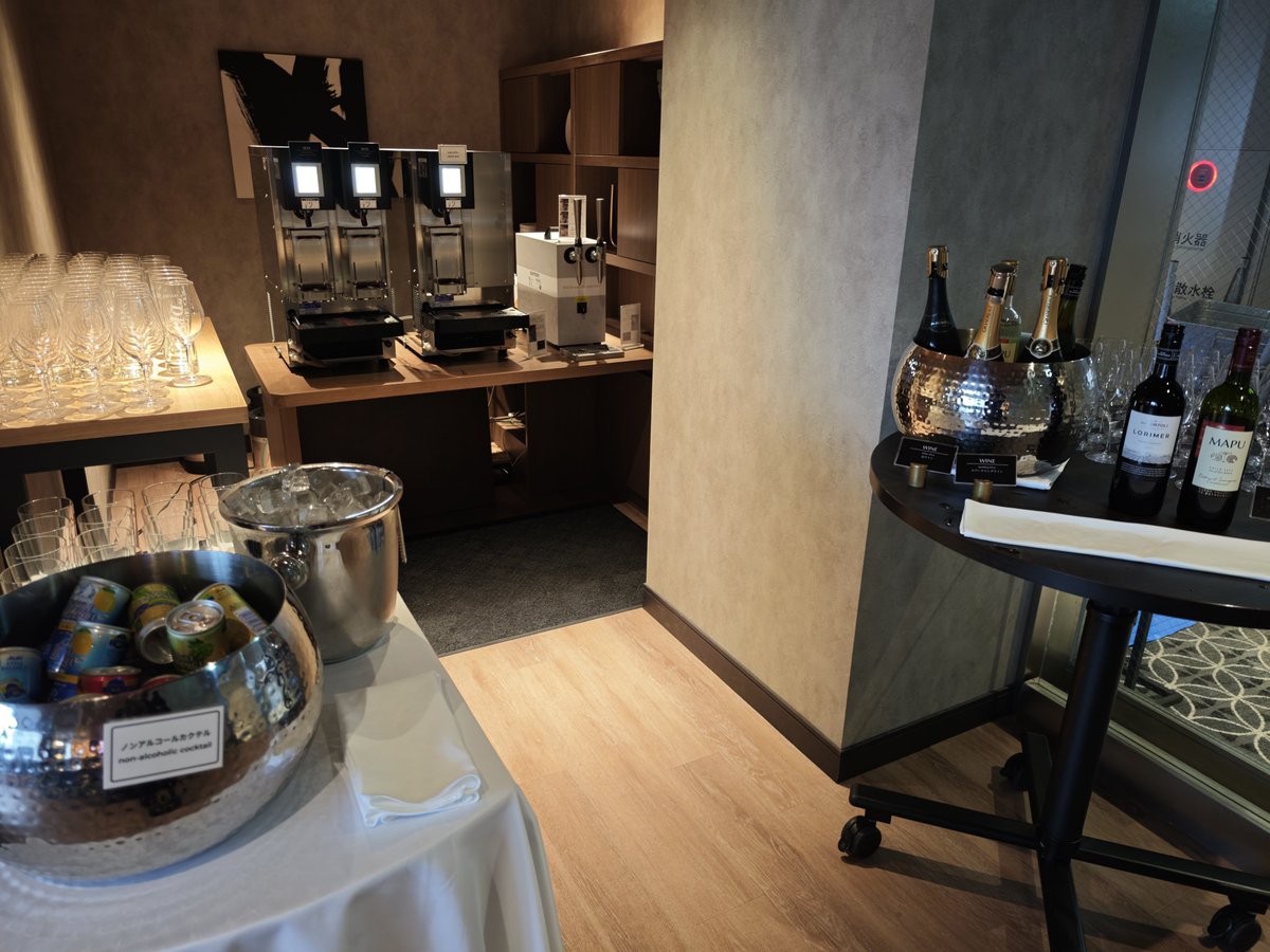 live_marriott's tweet photo. ノボテル奈良のカクテルタイムがまたパワーアップしてる‼️
別コーナーにカレーライスやちまきが出てる✨
ドリンクコーナーも出来てる

だがこのホテルはラウンジでお腹を満たしてはいけない事情があるのである https://t.co/9UI3ULmdwe