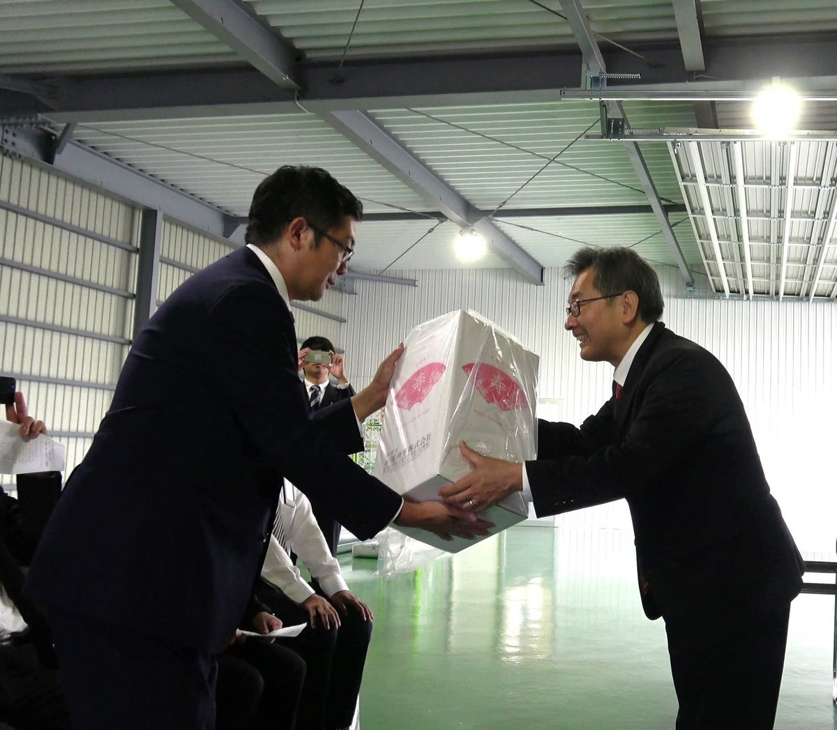 katabe01's tweet photo. ヤマト運輸
物流センター竣工式㊗️

ヤマト運輸様からは
支援なさっている
障碍者施設が
作られた
宅配便開始５０周年の
記念どら焼きを
頂きました㊗️

一方
大家である
形部商事からは
徳島の伝統
花嫁菓子と
中身は同じで
祝い事に幅広く
利用できる
祝菓子を
贈呈👰

幸いな竣工式と
なりました💖 https://t.co/S0exF0ZyLi