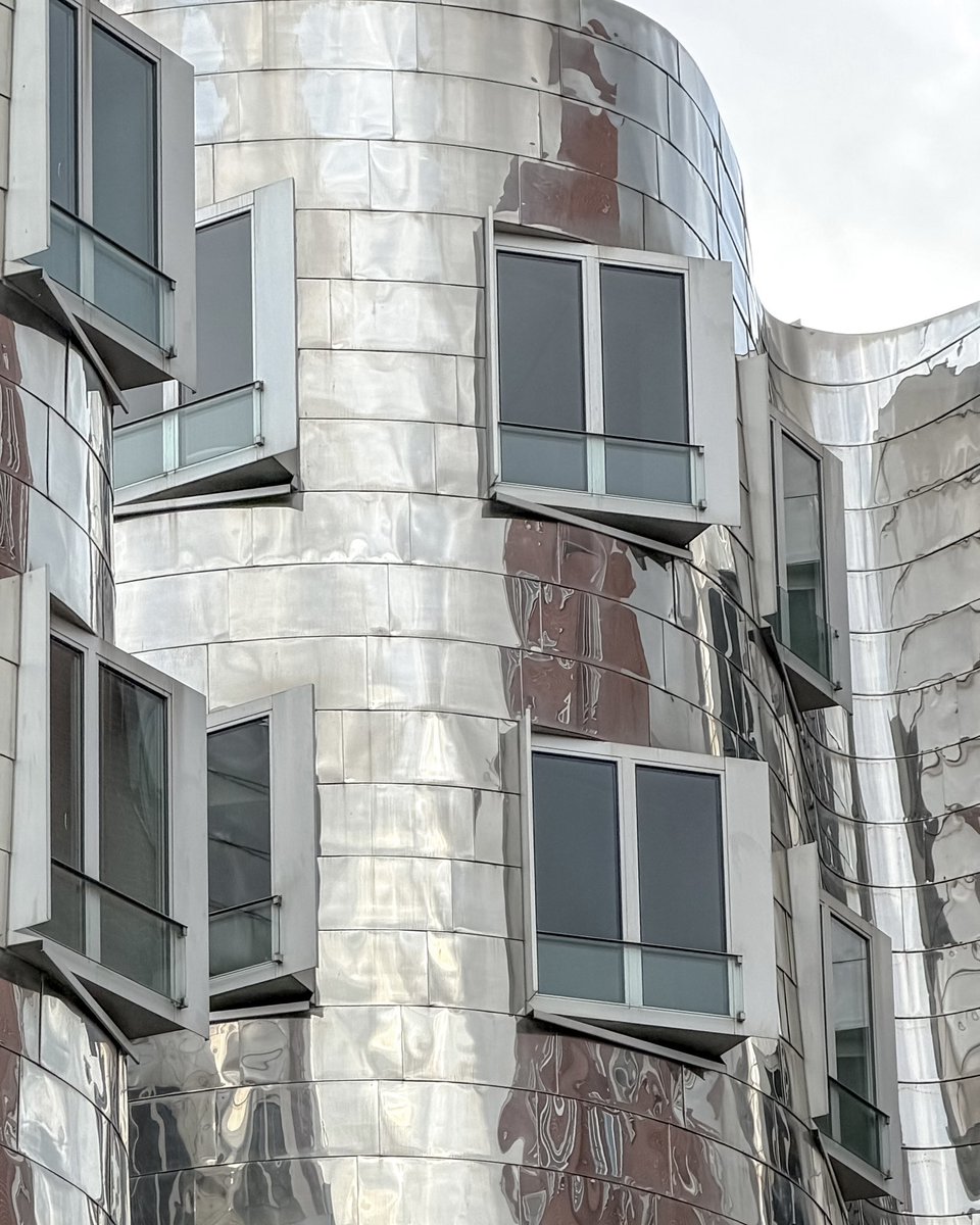_andede's tweet photo. The Art of Attention

I grew up less than 20 minutes from Frank Gehry’s buildings in Düsseldorf.
For years, I drove past them without really seeing them.

Makes me wonder: is familiarity a poor observer? https://t.co/TNwHuGAA6w