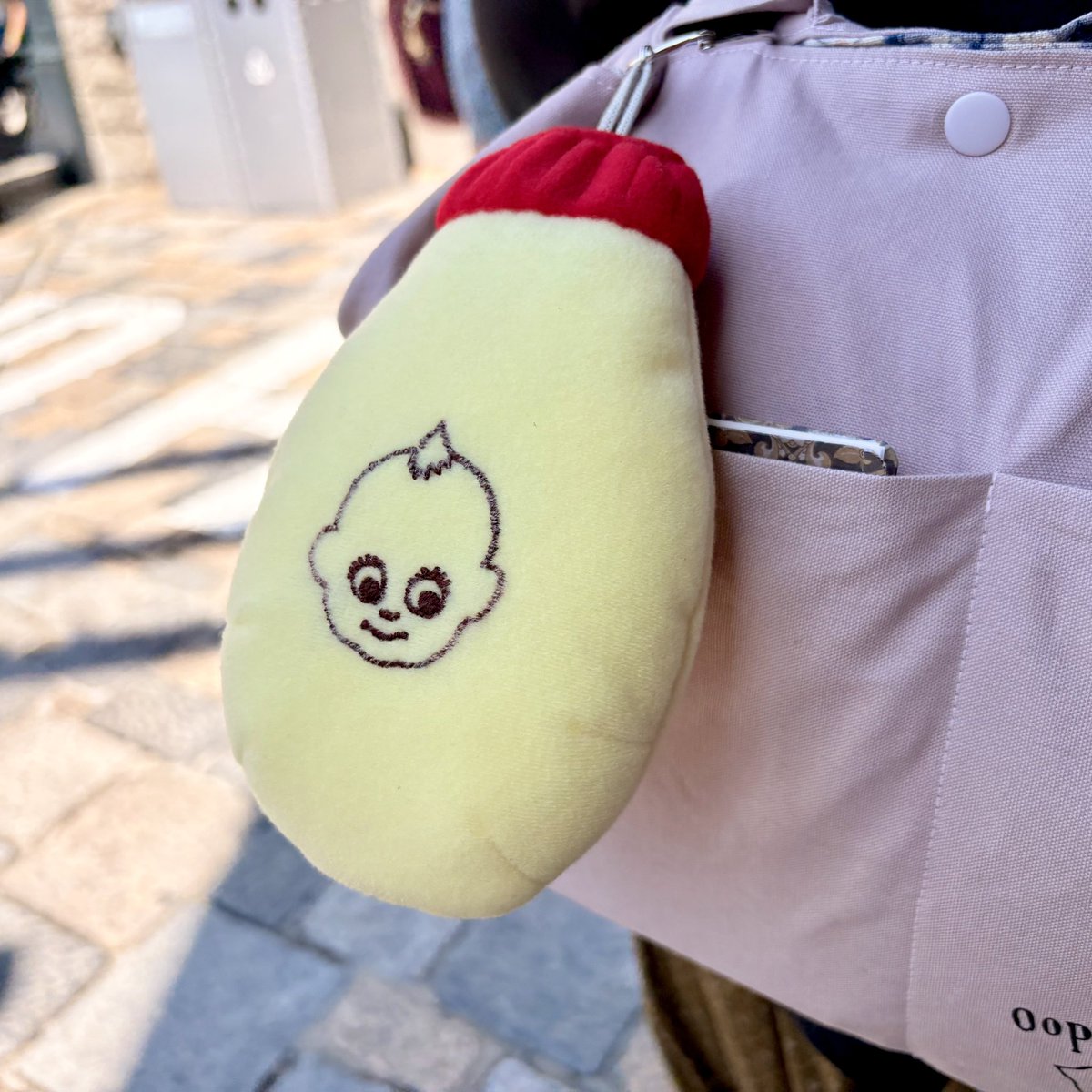 lie_may_'s tweet photo. マヨマヨツナマヨコーンまん、本物食べてこれましたー！ぬいぐるみとツーショットも撮れました！あつあつでびっくりしたヾ(:3ﾉｼヾ)ﾉｼ”
気づいて声掛けしてくれたクルーさんありがとうございました！刺繍がんばったので嬉しいです🥰
 #usj
 #キユーピー https://t.co/AEgDGUqNLF