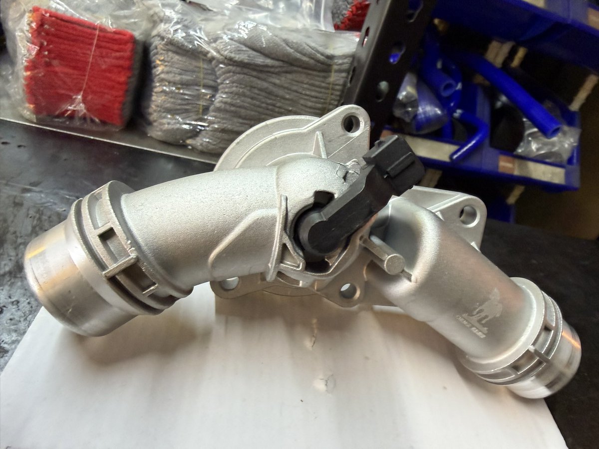 CHENGE41032773's tweet photo. #BMW #M54 車主說：

天氣越來越熱，之前已經有爆過副水箱了，

看到 #宸繹公司開發的 #M54低溫水龜

有詢問過有安裝的車友，

車友反應都說改善很多，

也幫我寄一組吧！

#M54鋁低溫電子節溫器 https://t.co/CM0R1vivGK

適用車型：

#E38、#E39 、#E46、 #E53 、#E60 

#E90、#E65 、#E66 、#Z3、 #Z4 

3' E46 M52引擎 M54引擎 (09/1997 — 08/2006)

5' E39 M52引擎 M54引擎 (07/1995 — 07/2003)

5' E60 M54引擎 (01/2002 — 02/2005)

5' E61 M54引擎 (10/2002 — 02/2005)

7' E38 M52引擎 (03/1995 — 07/2001)

7' E65 M54引擎 (07/2002 — 02/2005)

7' E66 M54引擎 (09/2002 — 02/2005)

X3 E83 M54引擎 (01/2003 — 07/2006)

X5 E53 M54引擎 (08/1999 — 09/2006)

Z3 E36 M52引擎 M54引擎 (07/1996 — 06/2002)

Z4 E85 M54引擎 (04/2002 — 11/2005)