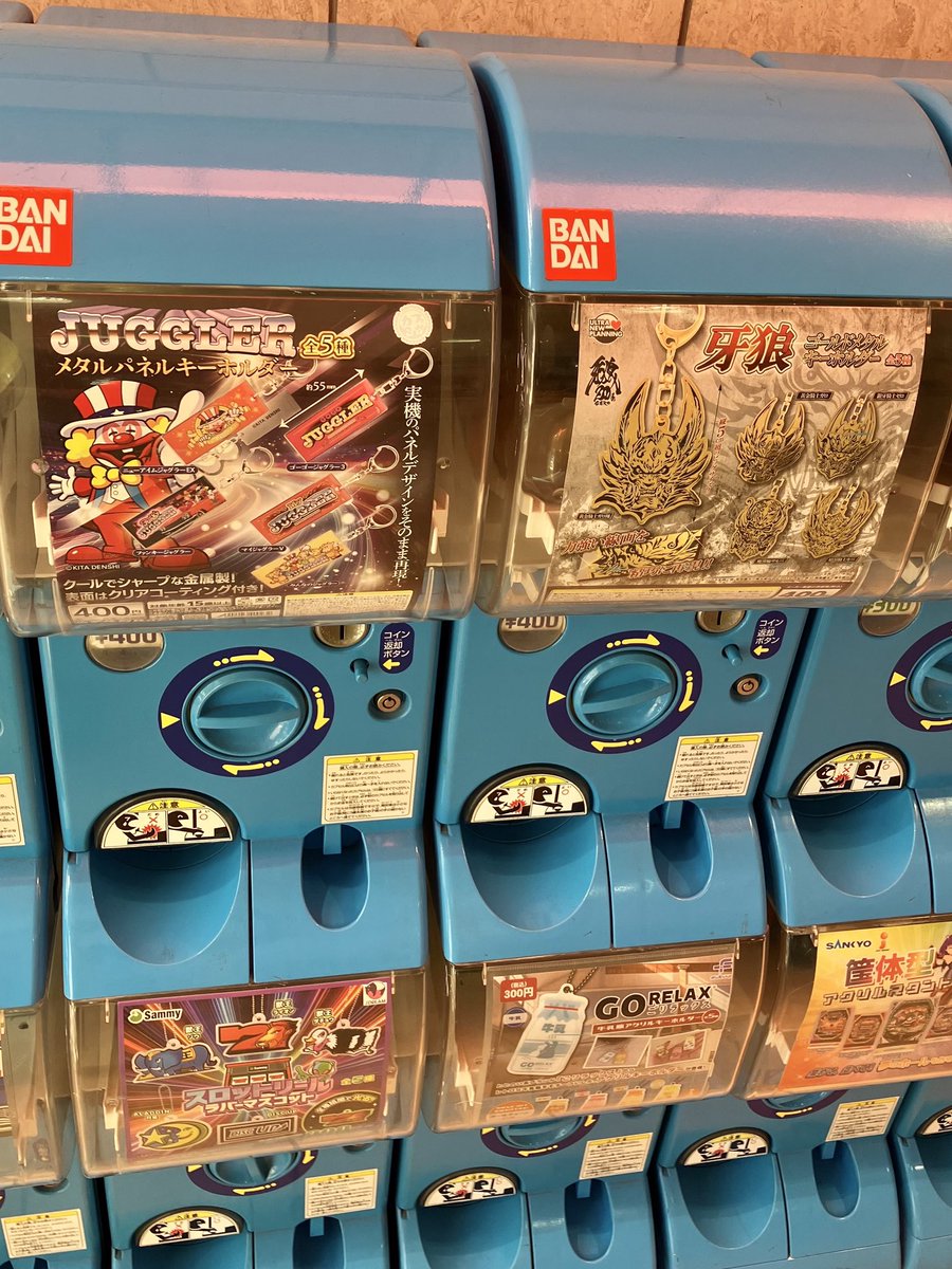 Re_design777's tweet photo. パチンコ店敷地内
小銭稼ぎ…というと聞こえは良くないですが「空間はコスト」
スペースがあるなら活用したいもの

・パチンコ系アイテムのガチャガチャ
場所取らない&手間も掛からない
アイテム当たり外れの見極めができれば^ ^

・冷凍技術の進歩で格段に旨くなった「冷食」
サービスデー・ガチャとかの販促が効いて帰宅動線にあると案外売れる

・宅配BOX
付加サービス
ロケーションがマッチすれば

・レンタサイクル
これも付加サービス
ロケーションは限定される&スペースに余裕があれば