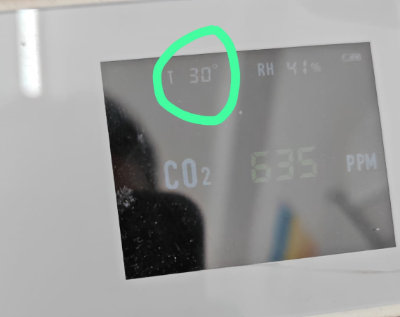 oscarburu's tweet photo. ºC en la Consejería de Educación vs ºC en un cole público de Murcia. Mismo día, misma hora, misma localidad, distintas clases sociales. https://t.co/iww3PLvTgt