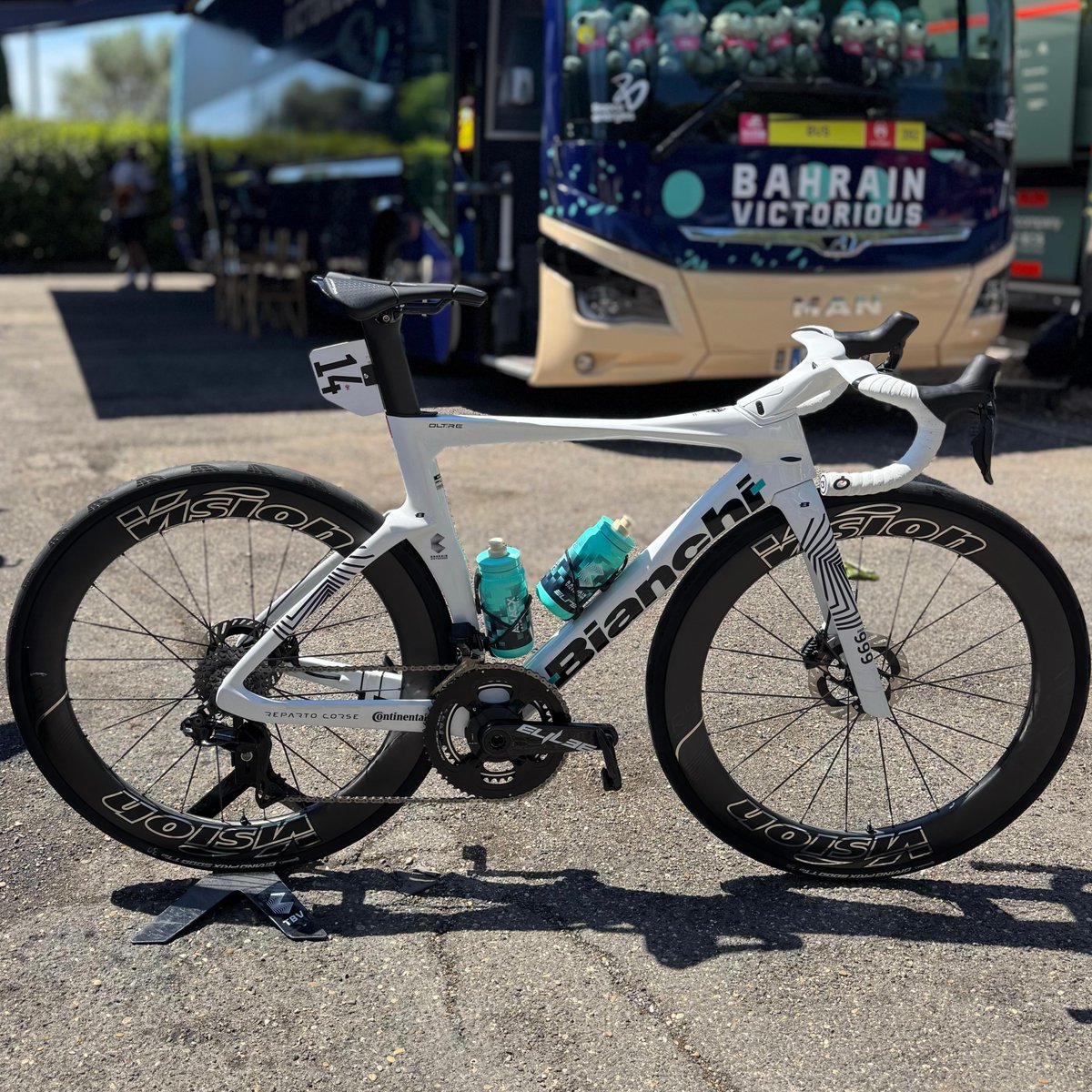 ManyS_cycle's tweet photo. 【訂正とお詫び🙇‍♂️】
先日「ジロで新人賞のエウラリオ選手のサドルはSCRATCH M5 PAS！」とお伝えしましたが……

正しくは、クッション性の高く幅広モデル**『SCRATCH M5 SPACE』**でした！

3週間の長丁場で異次元の走りを支えたのは、この絶妙な幅広設計。プロが証明したこの快適性をぜひチェック！ https://t.co/xdSpdQbLaX