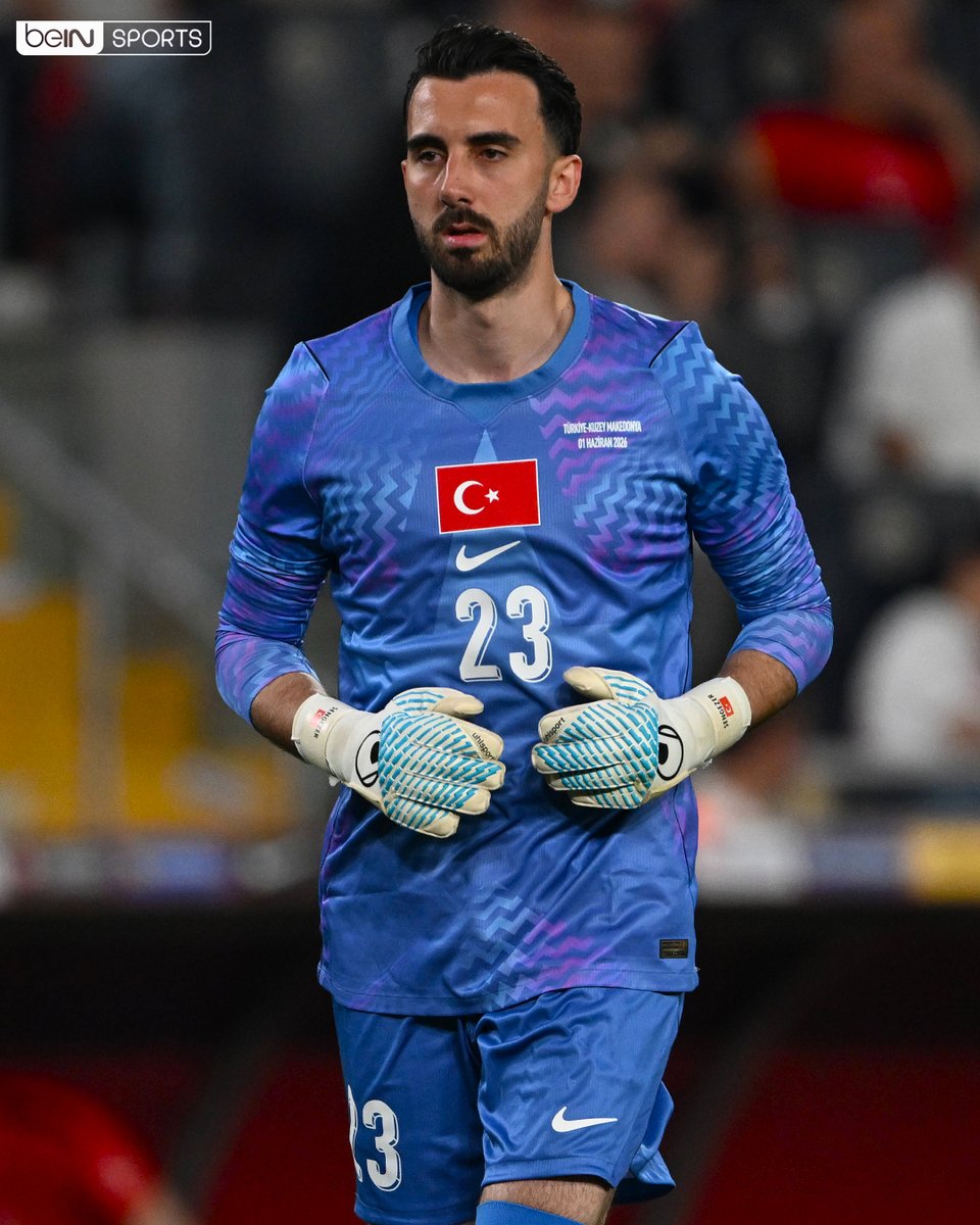beINSPORTS_TR's tweet photo. 📌 TFF'den açıklama:

🇹🇷 "A Millî Takım'ın 26 kişilik nihai kadrosunda yer almayan Muhammed Şengezer, Aral Şimşir ve Demir Ege Tıknaz, Dünya Kupası talimatlarının takımların ilk maçlarından önce (kaleciler için turnuva boyunca) sakatlık durumunda oyuncu değişikliğine izin vermesi nedeniyle hazırda beklemek üzere ABD'ye gidecek kafilede yer alacak."

#beINWC26