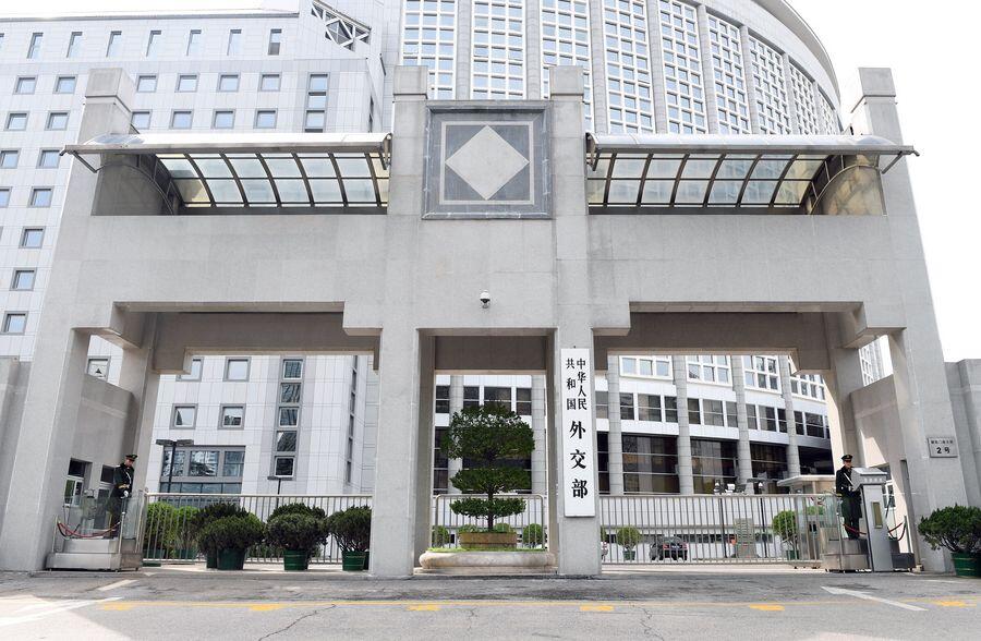 PDChinese's tweet photo. 【外交部：為擴軍備戰找借口是日本軍國主義慣用手法】針對近期日本首相高市早苗和美國防長赫格塞思關於日本修改“防衛裝備轉移三原則”的言論，外交部發言人毛寧6月2日在例行記者會上說，炒作外部威脅，為擴軍備戰找借口，是日本軍國主義的慣用手法。

毛寧說，《波茨坦公告》等國際文件明確規定，日本須完全解除武裝，不得維持能使其重新武裝的產業，這是日本的國際法義務。然而日本解禁殺傷性武器出口，強化軍工產業，安保政策加速向進攻性轉變，這一系列危險動向同二戰前軍國主義籌備發動戰爭的過程何其相似。歷史上對軍國主義的綏靖縱容教訓慘痛。殷鑒不遠，軍國主義的“魔盒”一旦打開，沒有任何人可以獨善其身，終將養虎為患。