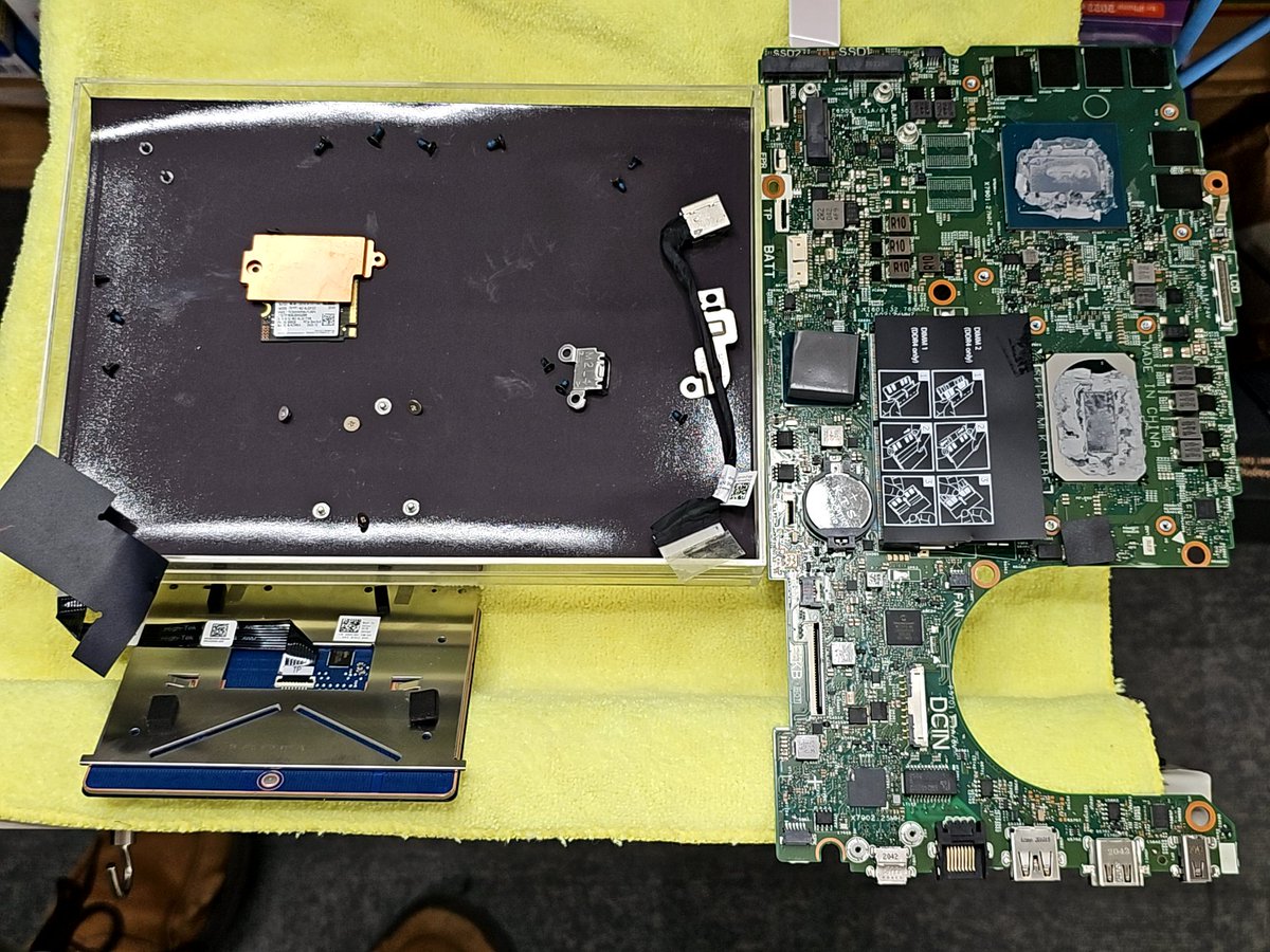 RenardBlueJpn's tweet photo. Dell G5 15 5500 っつう ノートPC のキーボードが調子悪いってことで、交換用パーツを入手してから 全バラしてみたんですが ... 有ろうことか「パームレストごと交換」という (私個人の) 常識を覆すローコスト仕様だった。

USA PC は「キーボードは消耗品、ちゃんと交換出来るように作ってあるよ！」って神仕様に幾度も感謝してきたのだが、昔話になっちまったようだわ。😢

ざっくり数えてみたら、一層目の鉄板を外すために 75 ヶ所の頭を飛ばす必要がありそうだった。怠いわ ...